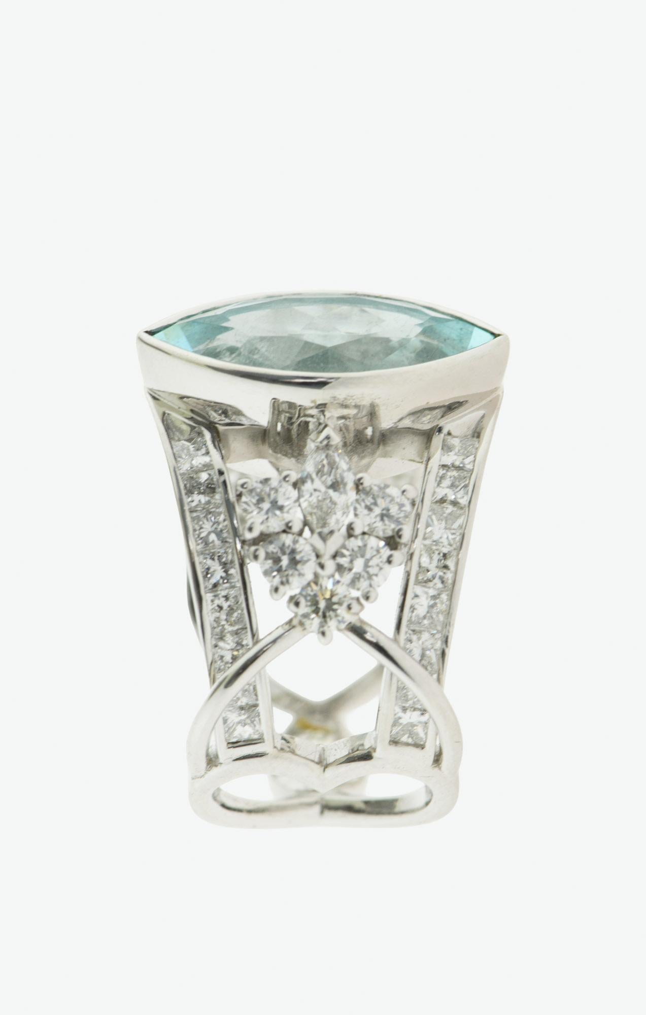 

This 18k, White golden ring is A PART OF THE SET called 