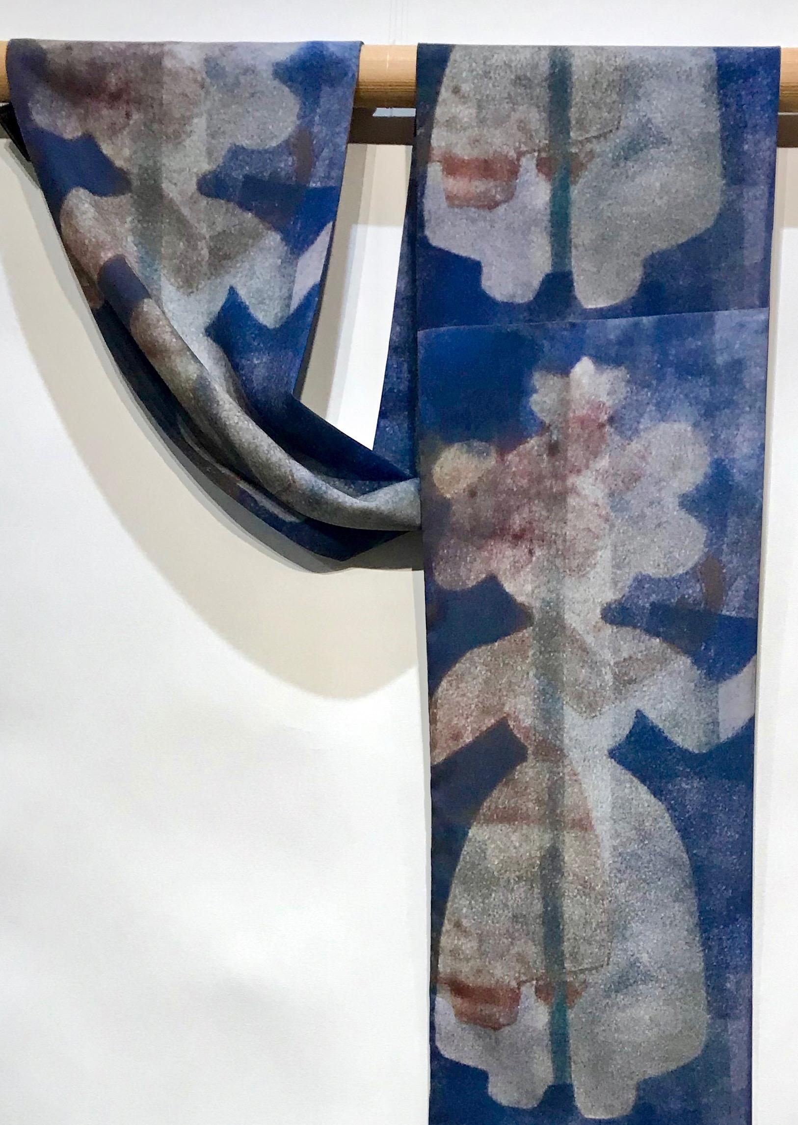 Sie steht mit mir, entworfen von Melanie Yazzie, Schal, tragbare Kunst, blau, weiß (Grau) im Angebot