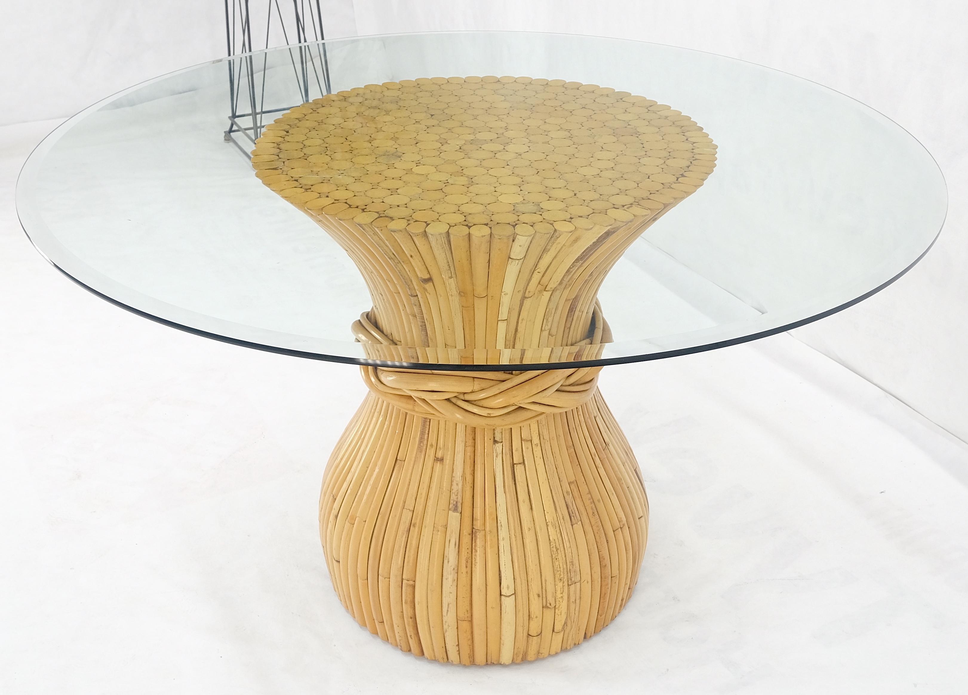 20ième siècle Table de salle à manger en bambou avec plateau en verre en forme d'oignon MINT en vente