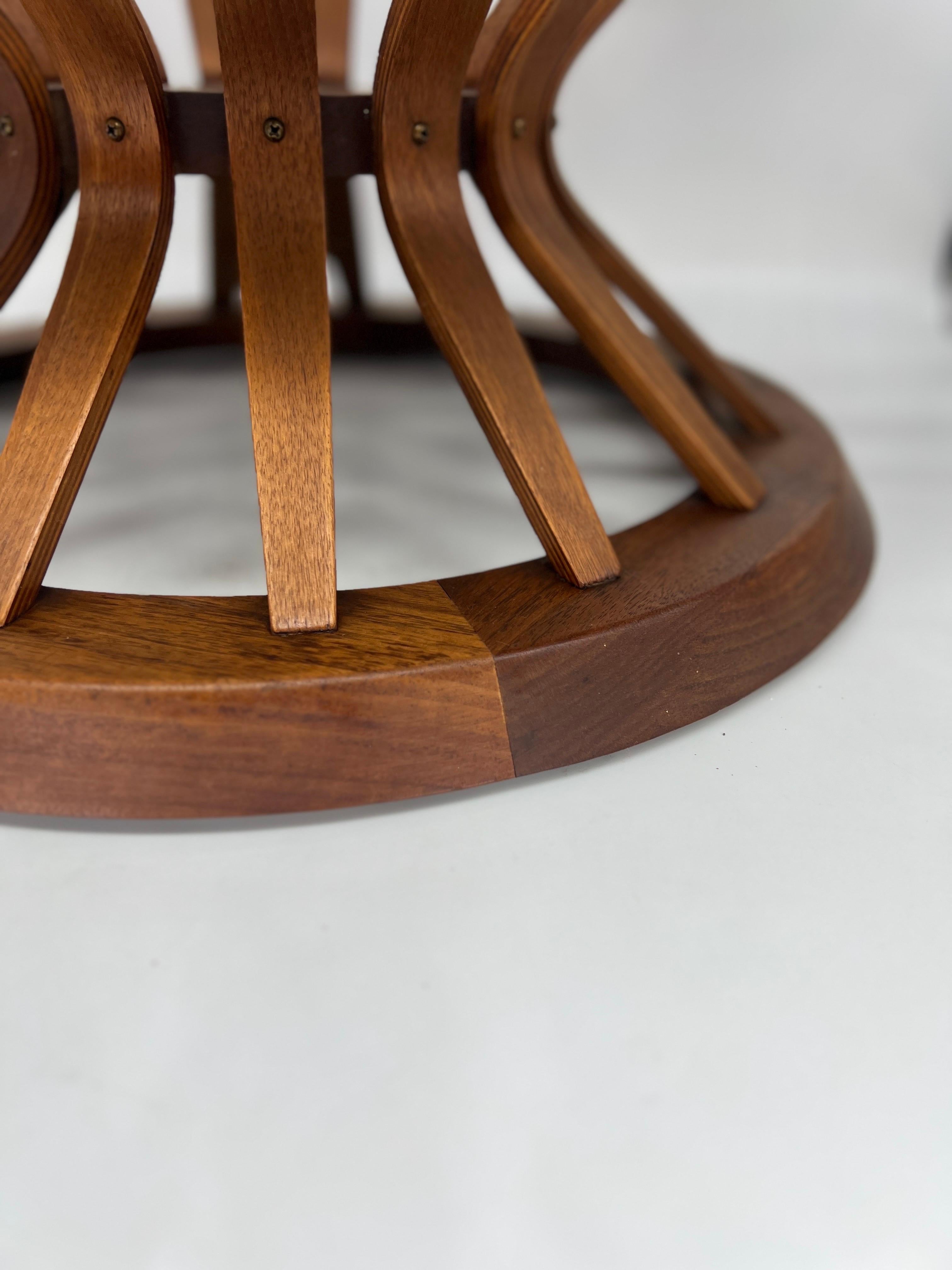 Der Sheaf of Wheat Coffee Table, der in den 1960er Jahren von Edward Wormley für Dunbar entworfen wurde, ist ein beeindruckendes Möbelstück aus der Mitte des Jahrhunderts. Dieser mit außergewöhnlicher Liebe zum Detail gefertigte Couchtisch besticht