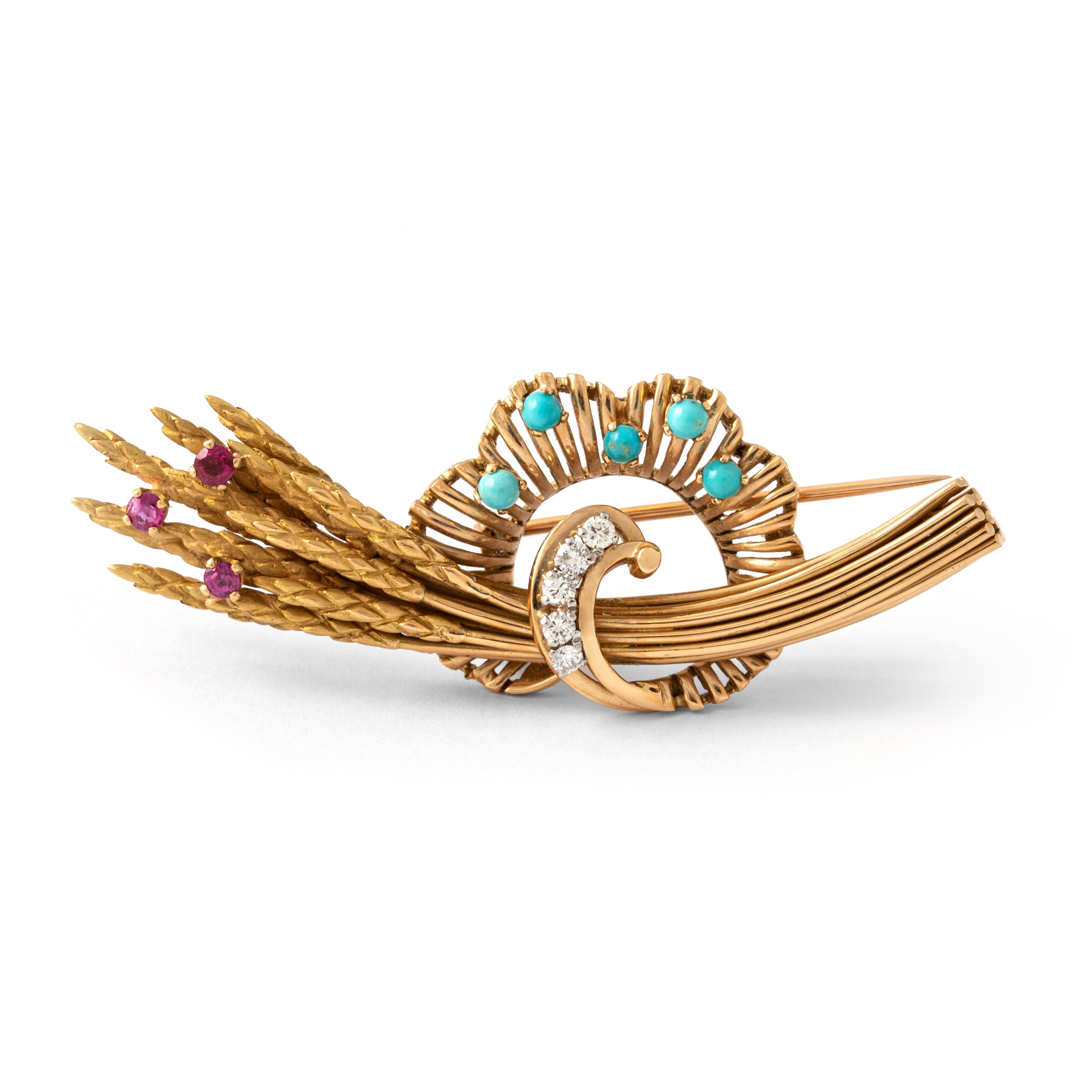 Broche estilizado Gavilla de Trigo compuesto por Diamante, Turquesa y Rubí sobre Oro Amarillo de 18K.
Alrededor de 1940.

Longitud total: aprox. 6.50 centímetros.
Anchura total: aprox. 2.10 centímetros.
Profundidad total: aprox. 1,20