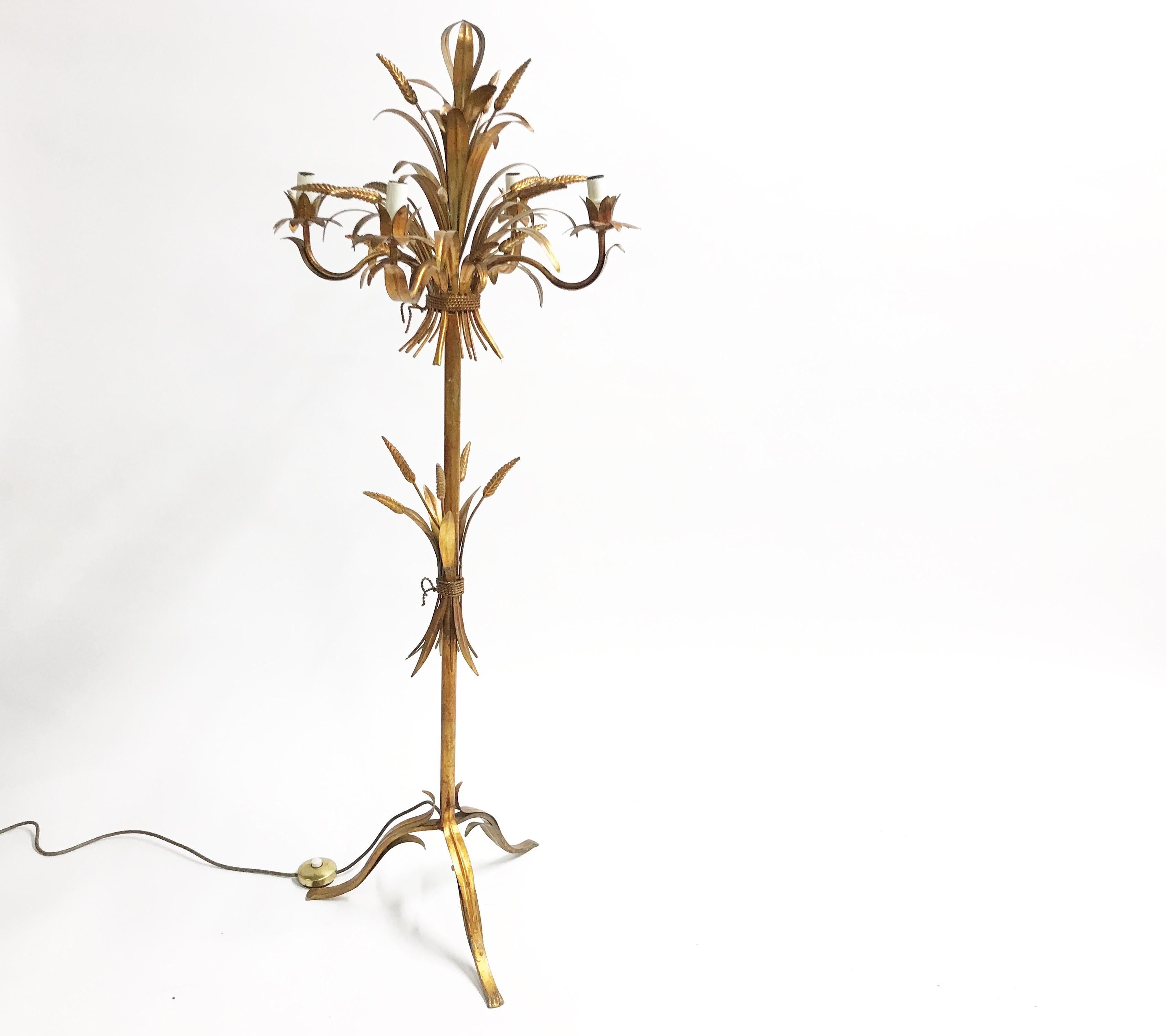 midcentury sheaf of wheat gilt metal floor lamp.

Beautiful and charming floor lamp with four candelabra lightpoints.

Original condition, beautiful patina.

Tested and ready t ouse with 4 small (e14) light bulbs.

1960s -