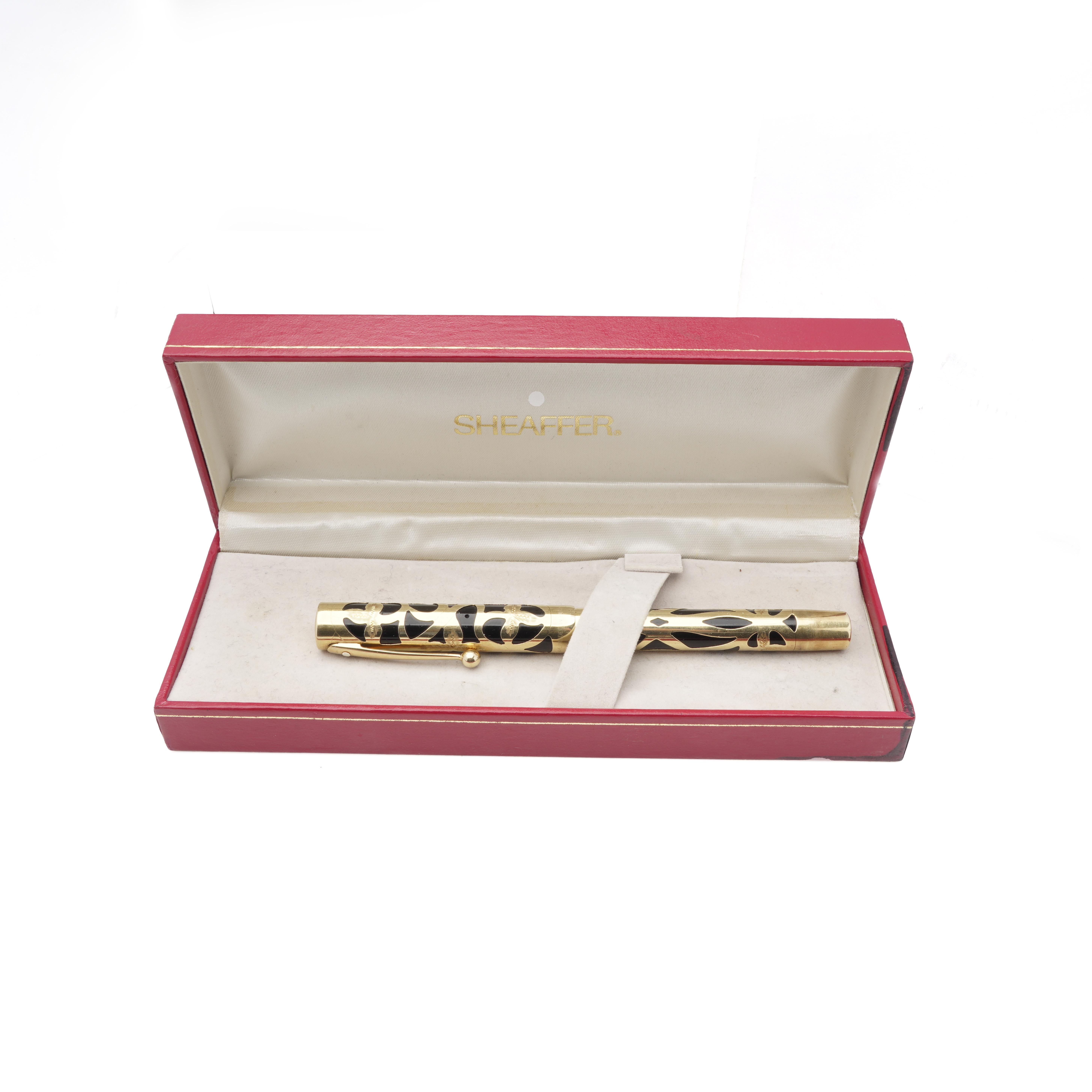 Sheaffer's Nostalgia 14kt Goldfeder Patronenfüllung  Füllfederhalter.

Abmessungen:
Länge: 13.5 cm
Breite: 1.2 cm
Gewicht: 18 Gramm

Zustand: Gebraucht, geringe Gebrauchsspuren, in gutem Zustand. 