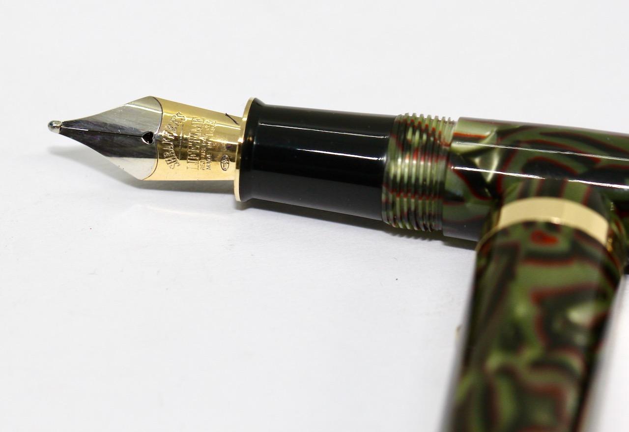 Sheaffer's Balance Limited Edition Füllfederhalter, Federgröße B

Dieses Sammlerstück ist neu und unbenutzt, wurde nie mit Tinte gefüllt und stammt aus einer Privatsammlung. 
Die Originalverpackung kann leichte Lager- oder Gebrauchsspuren