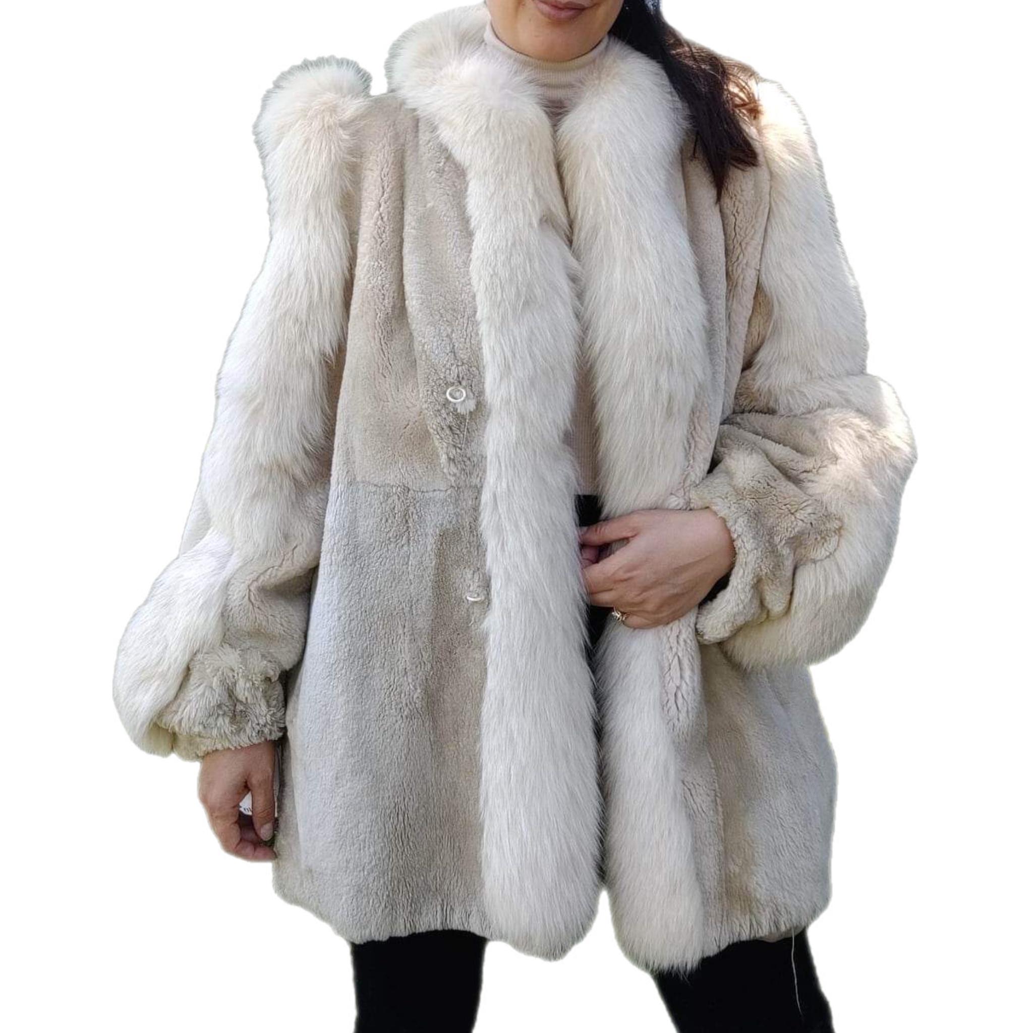Sheared Beaver Fur Coat with Fur Trim (Size 8-M) For Sale 5