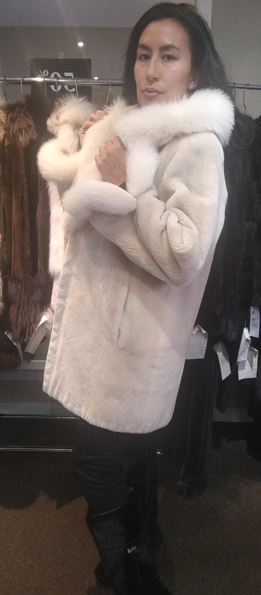 Mantel aus geschorenem Biberpelz mit Pelzbesatz (Größe 12-M) im Angebot 6