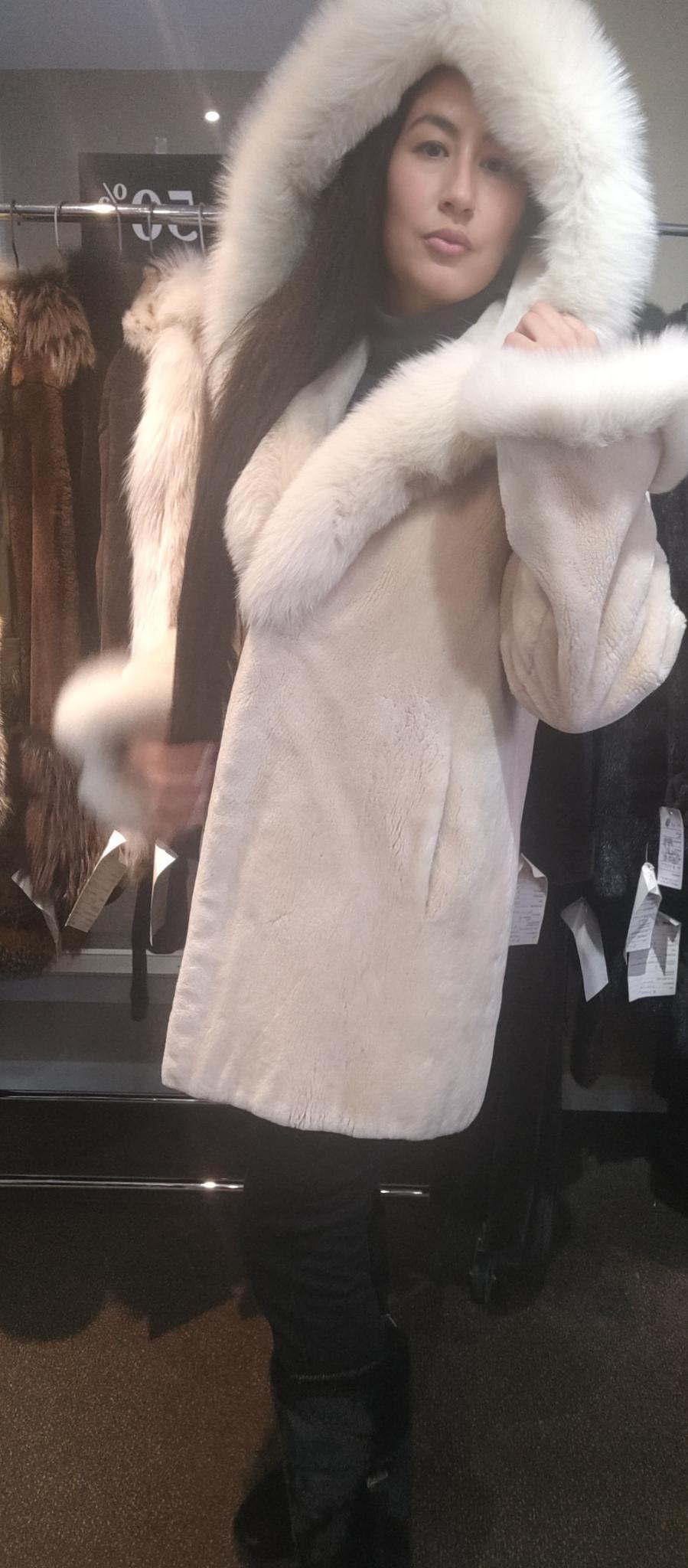 Mantel aus geschorenem Biberpelz mit Pelzbesatz (Größe 12-M) im Angebot 7