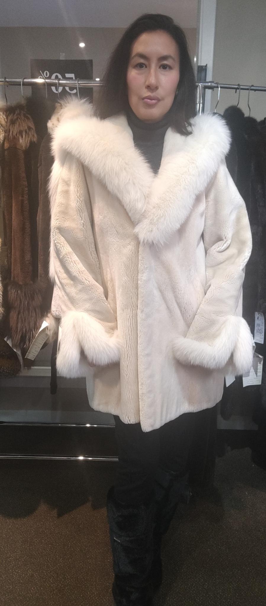 PRODUCT DESCRIPTION:

Sheared Beaver Fur Coat with Fur Trim (Size 12-M)

Condition: good 

Closure: Hooks & Eyes

Color: Cream, beige

Material: Sheared Beaver

Garment type: short jacket

Sleeves: Dolman with bracelet cuff

Pockets: Two side