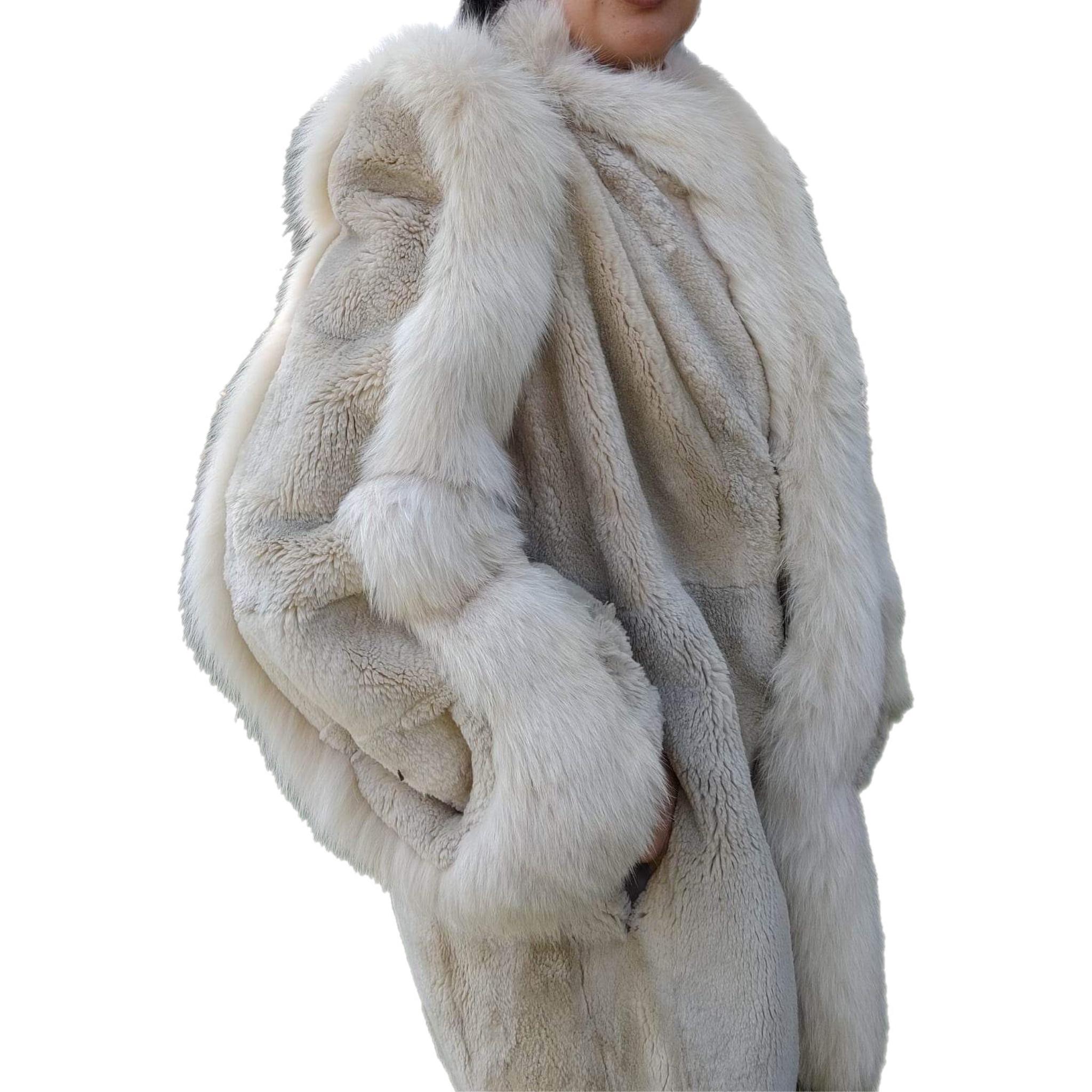 Gris Manteau en fourrure de castor tondu avec bordure en fourrure (Taille 8-M) en vente
