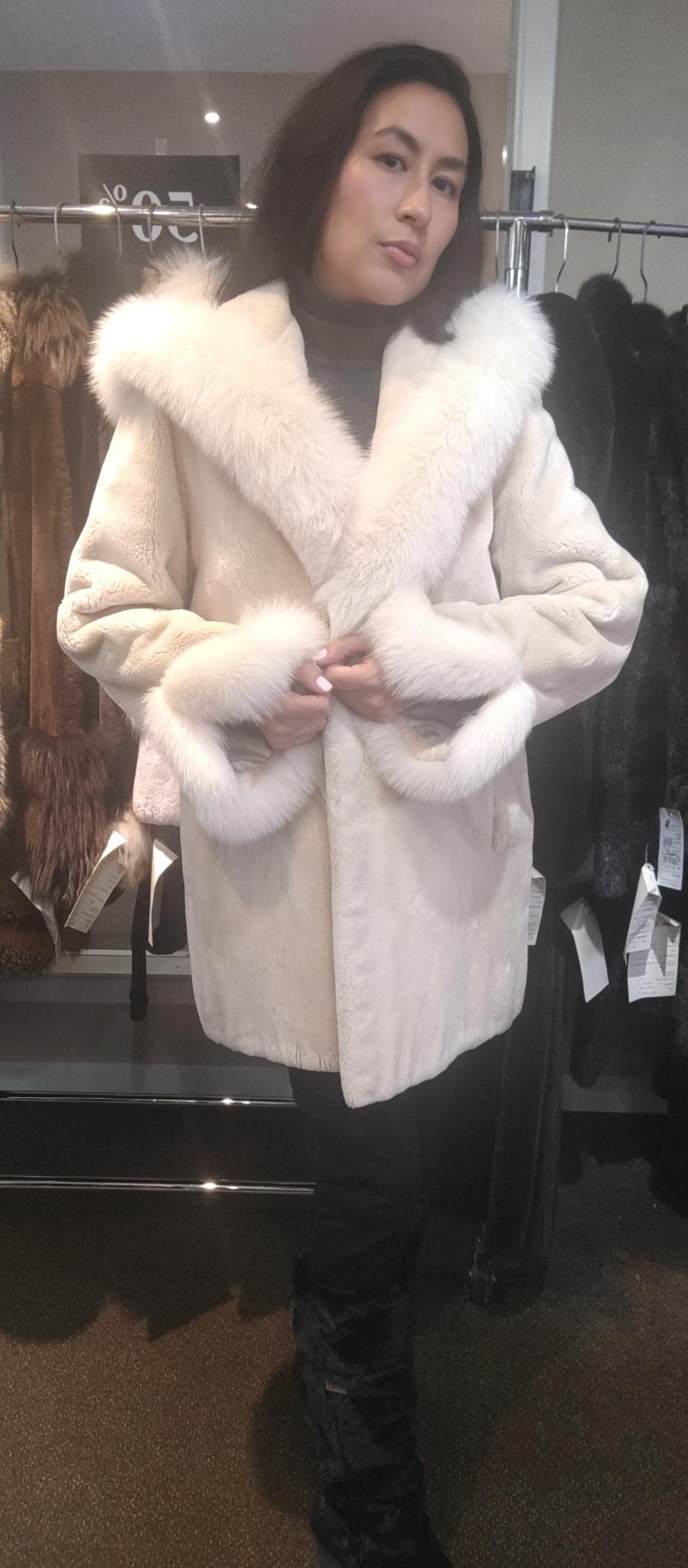 Manteau en fourrure de castor tondu avec bordure en fourrure (Taille 12-M) Neuf - En vente à Montreal, Quebec