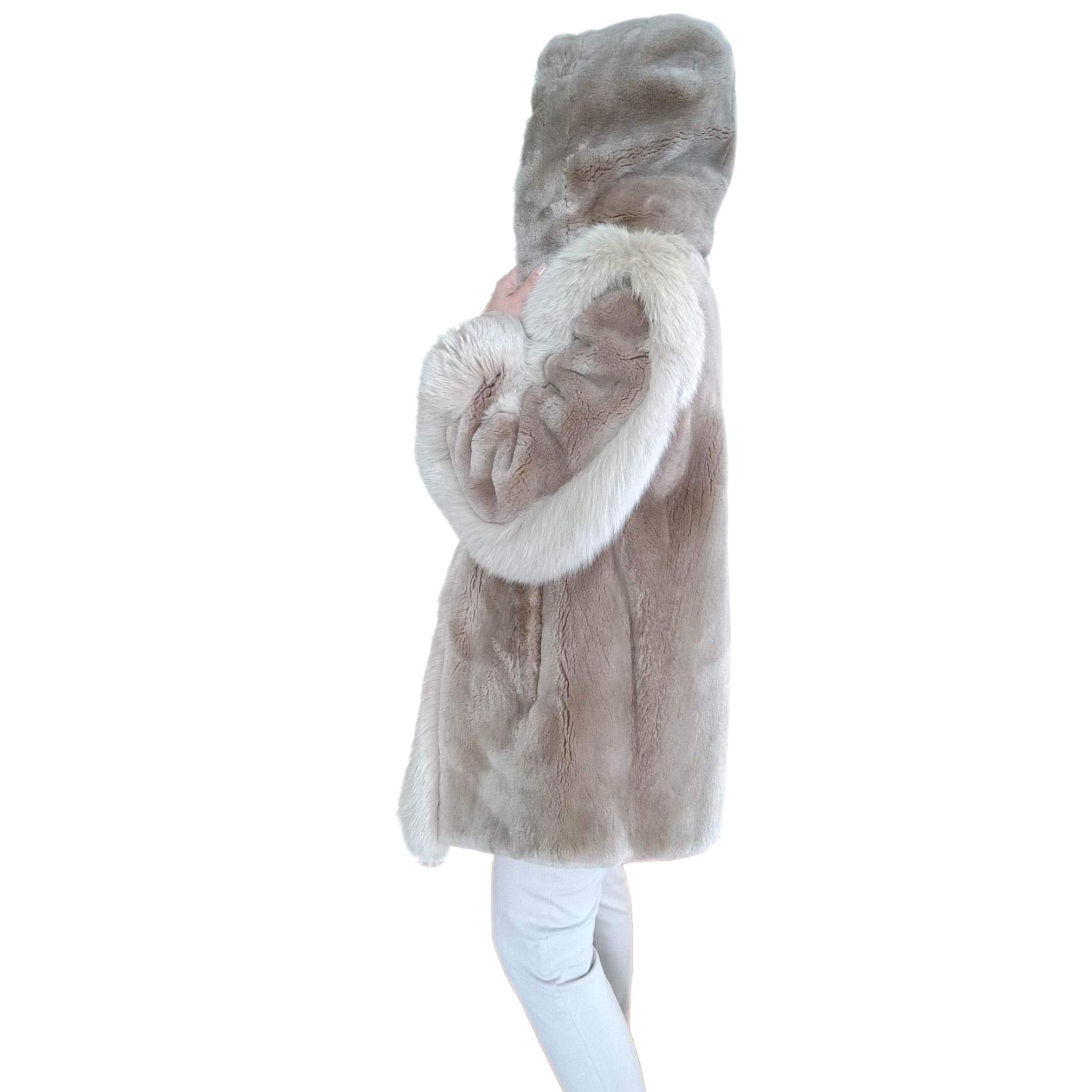 Sheared Beaver Fur Coat with Fur Trim (Size 8-M) In Excellent Condition For Sale In Montreal, Quebec