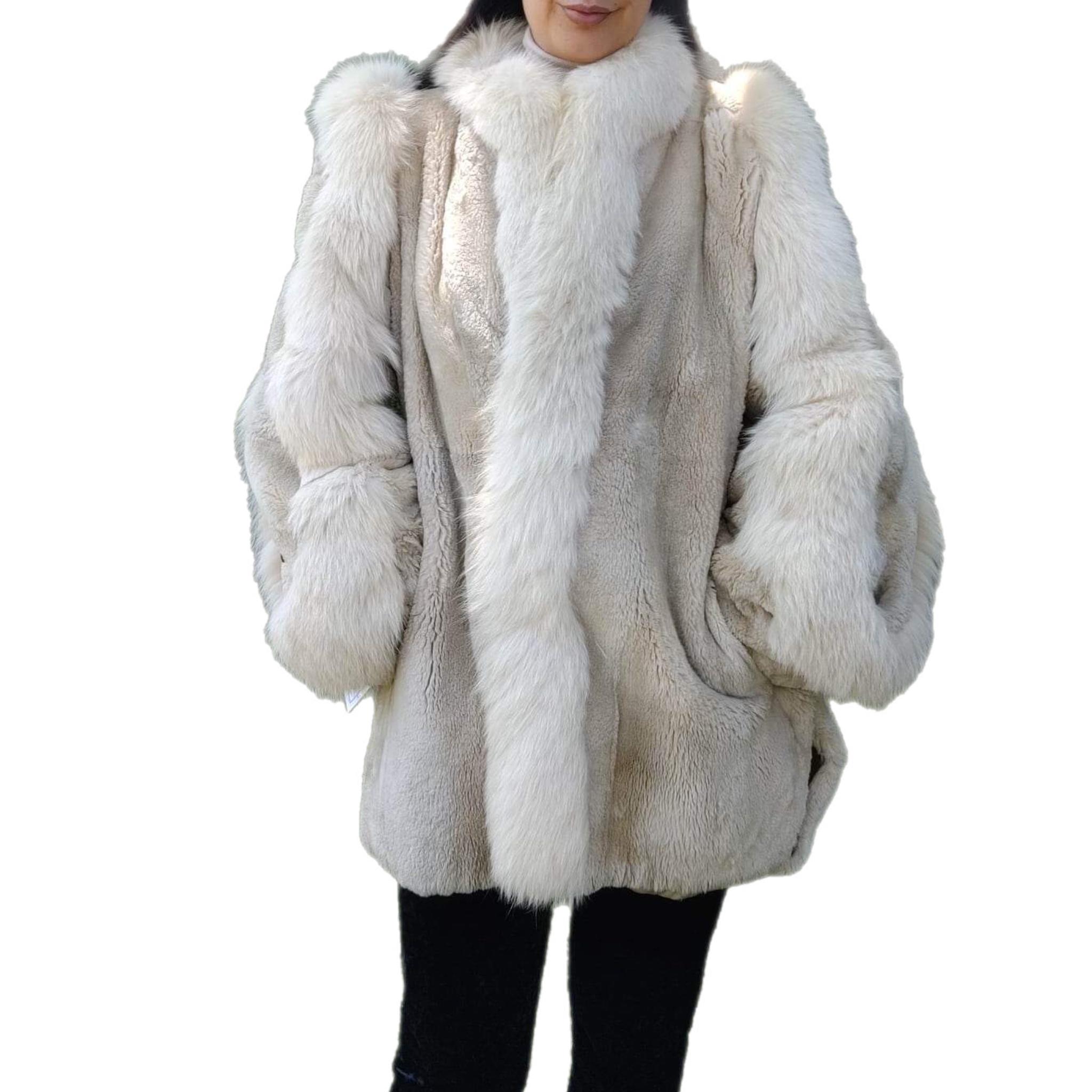 Sheared Beaver Fur Coat with Fur Trim (Size 8-M) In New Condition For Sale In Montreal, Quebec