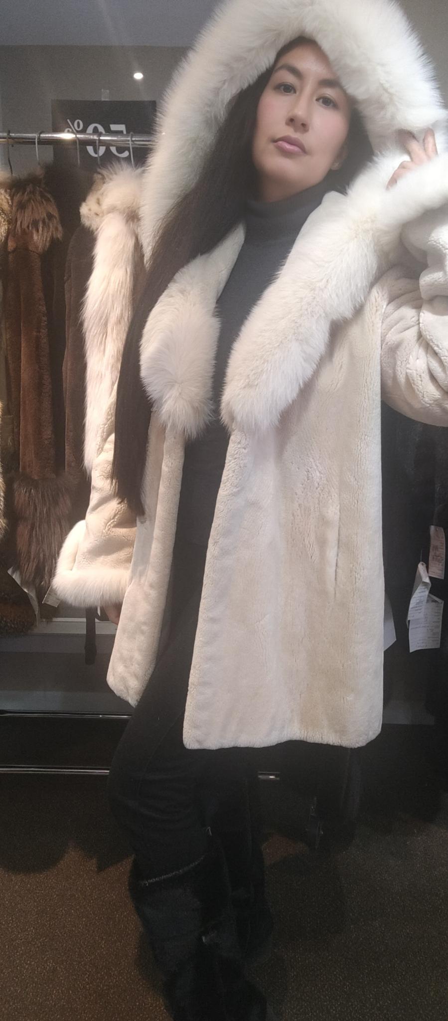 Mantel aus geschorenem Biberpelz mit Pelzbesatz (Größe 12-M) Damen im Angebot