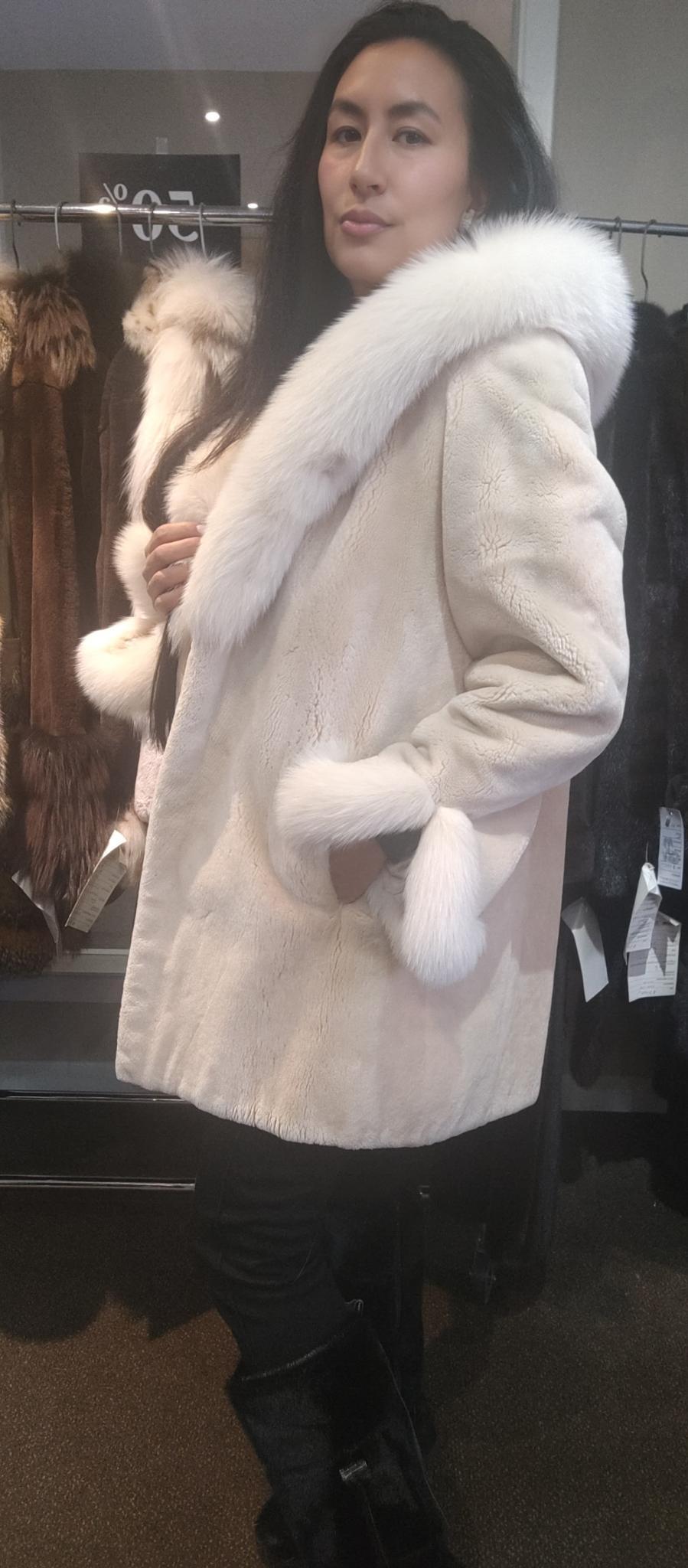 Manteau en fourrure de castor tondu avec bordure en fourrure (Taille 12-M) Pour femmes en vente