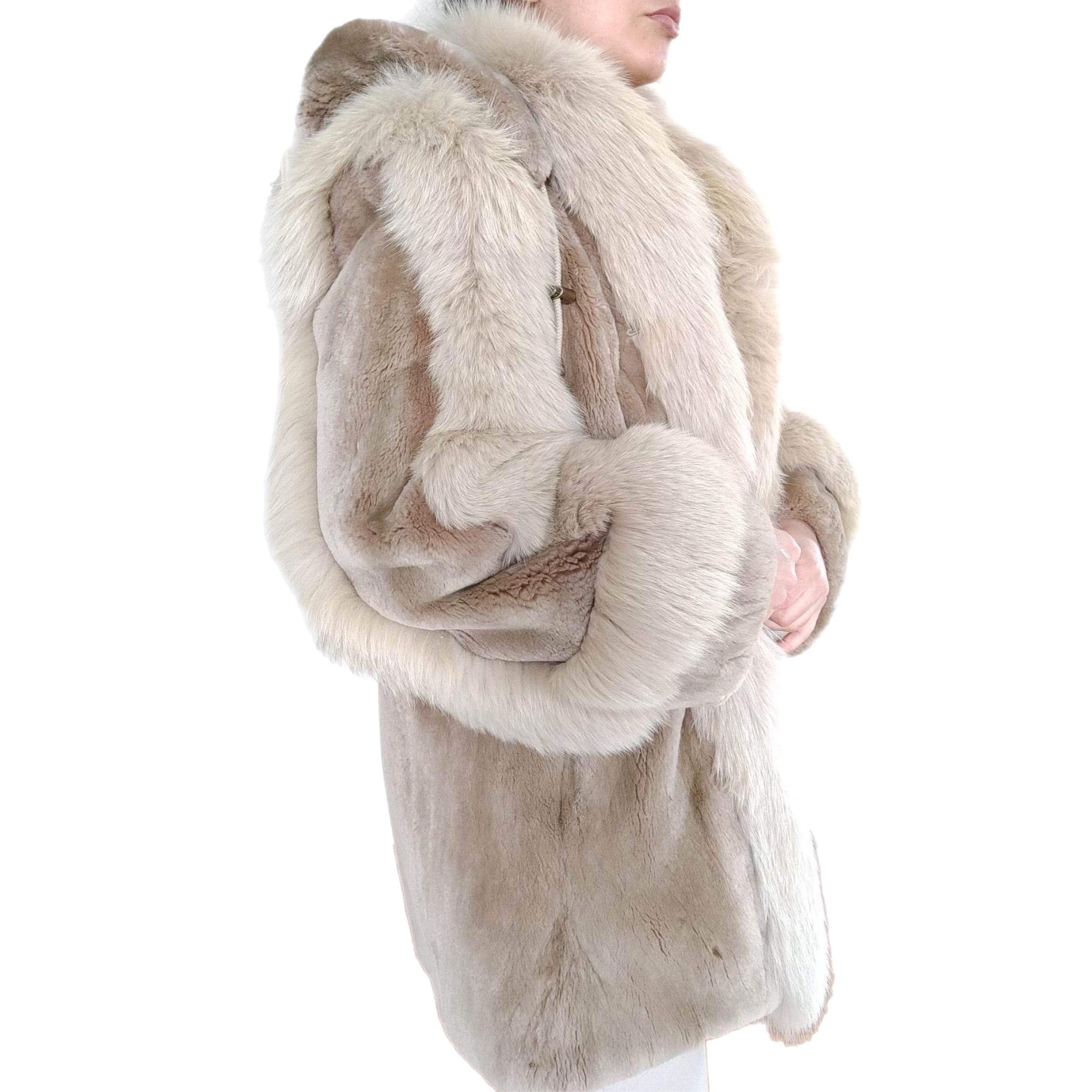 Sheared Beaver Fur Coat with Fur Trim (Size 8-M) For Sale 1