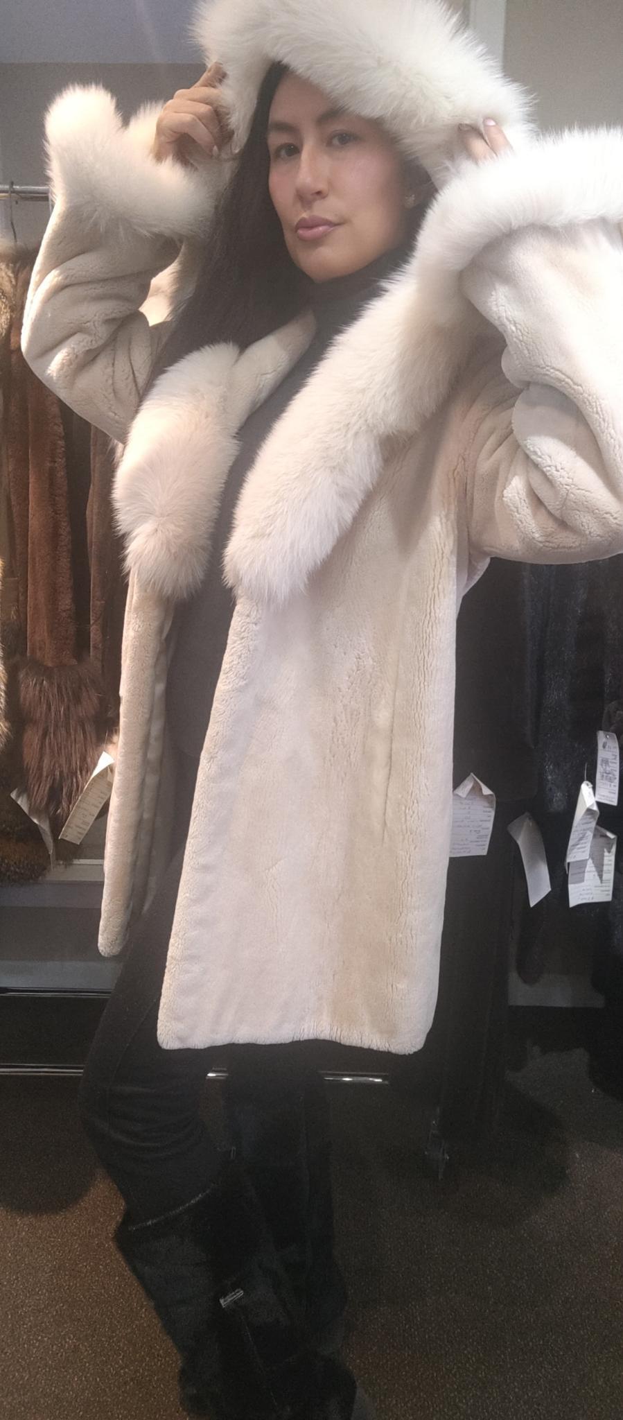 Mantel aus geschorenem Biberpelz mit Pelzbesatz (Größe 12-M) im Angebot 2