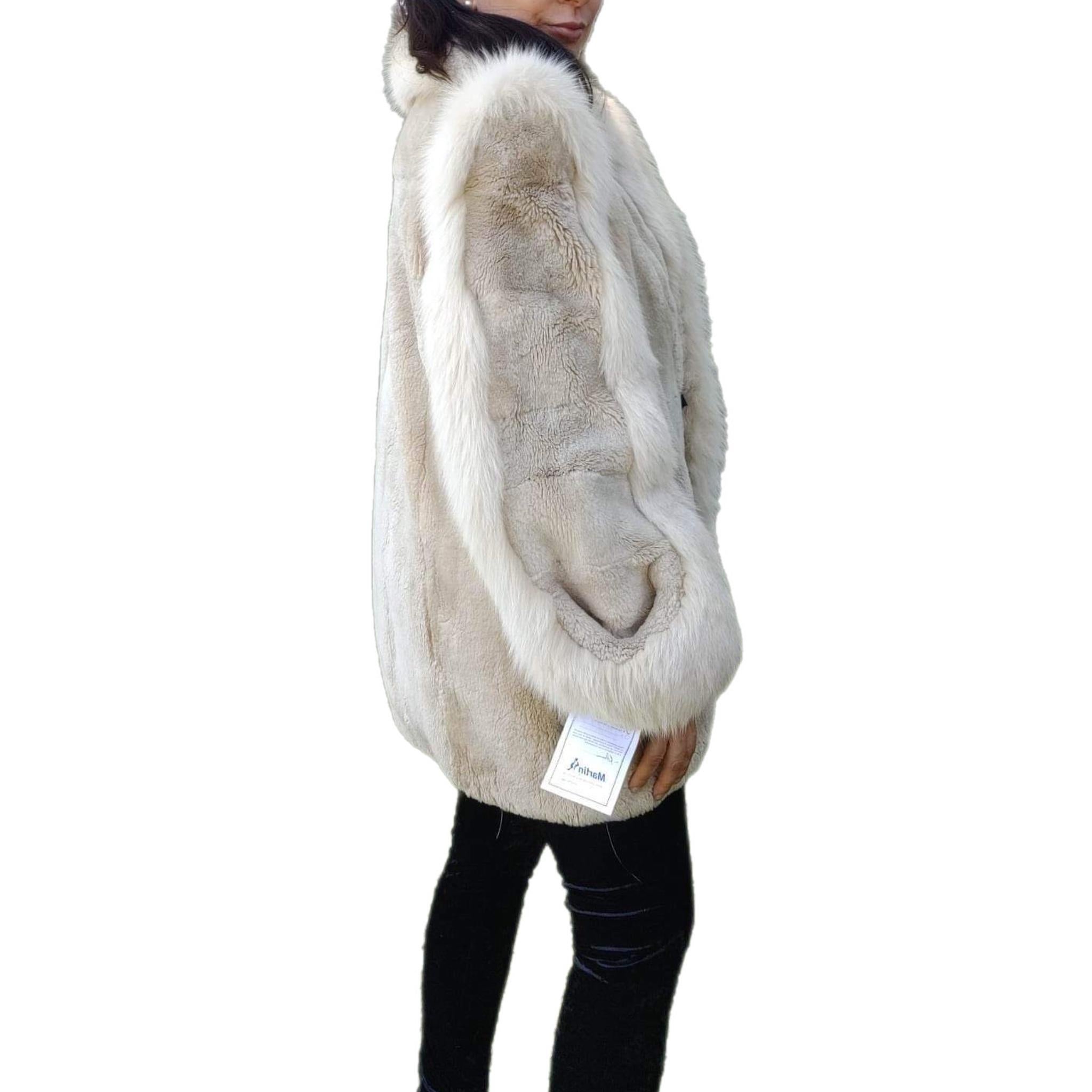 Sheared Beaver Fur Coat with Fur Trim (Size 8-M) For Sale 2