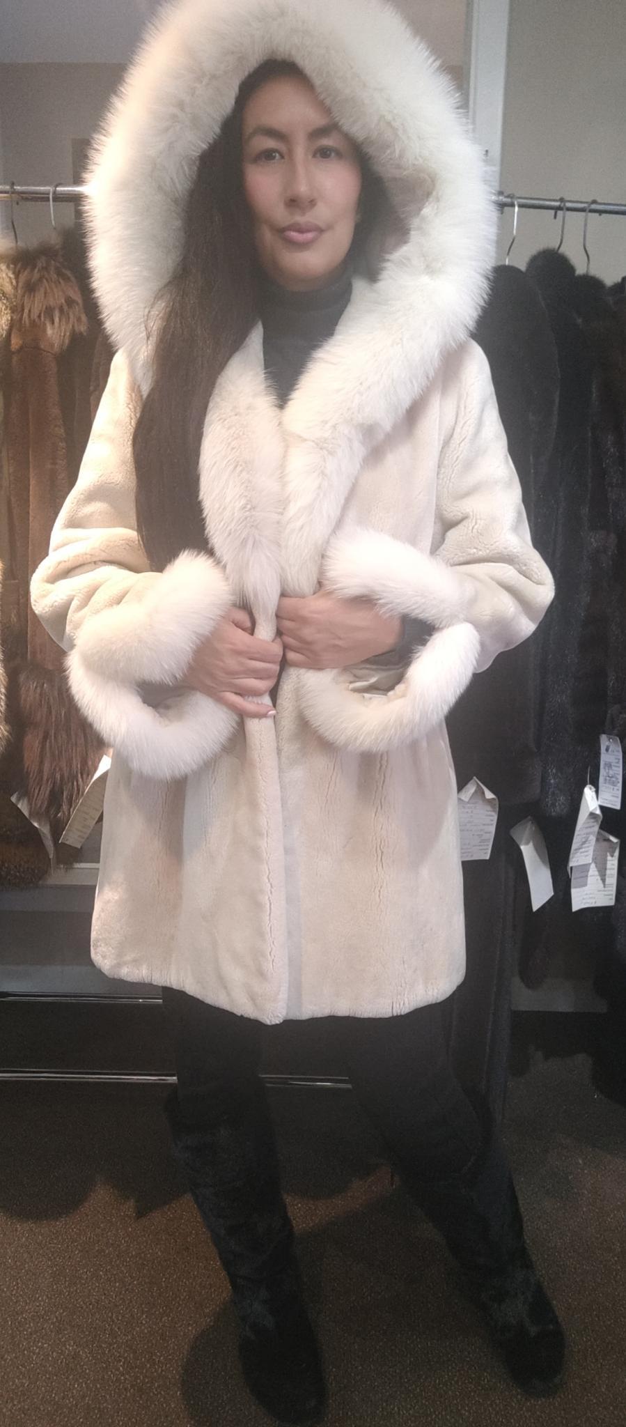 Sheared Beaver Fur Coat with Fur Trim (Size 12-M) For Sale 3
