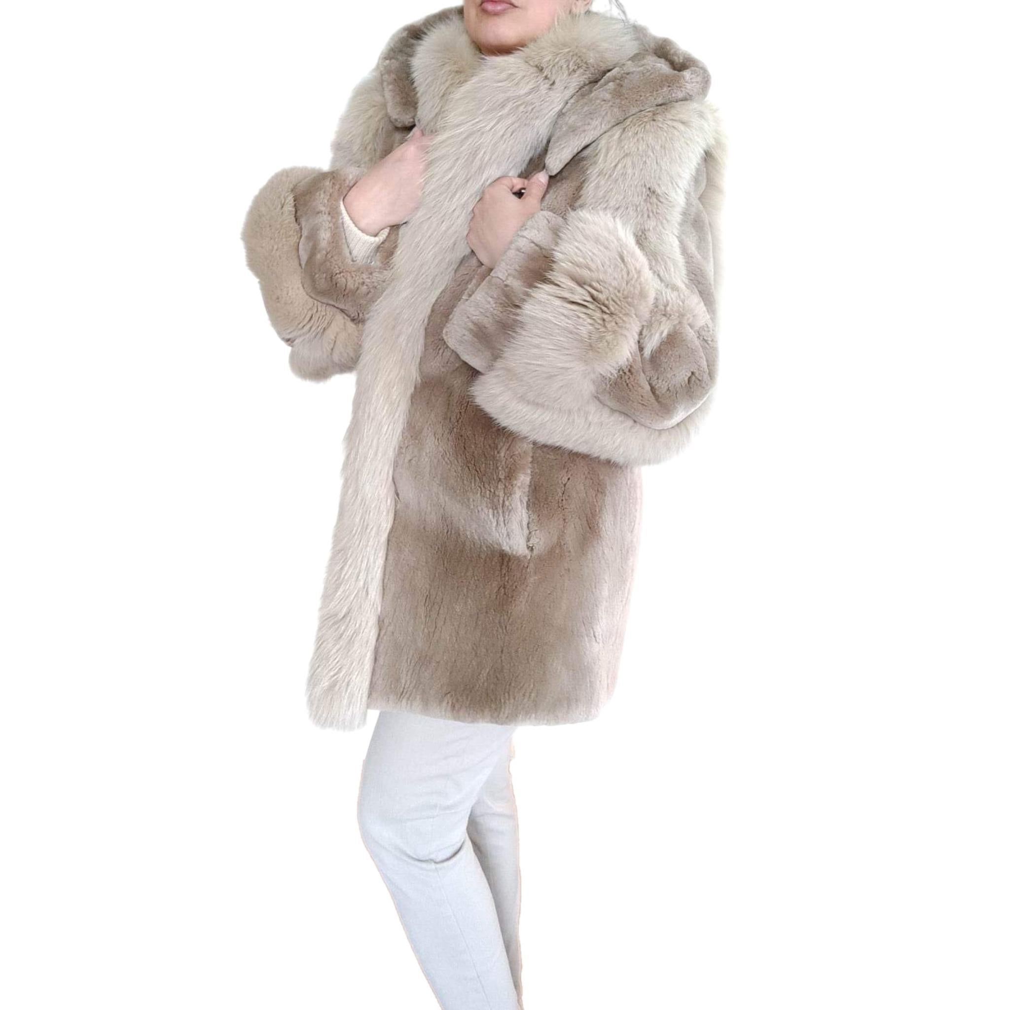 Sheared Beaver Fur Coat with Fur Trim (Size 8-M) For Sale 3