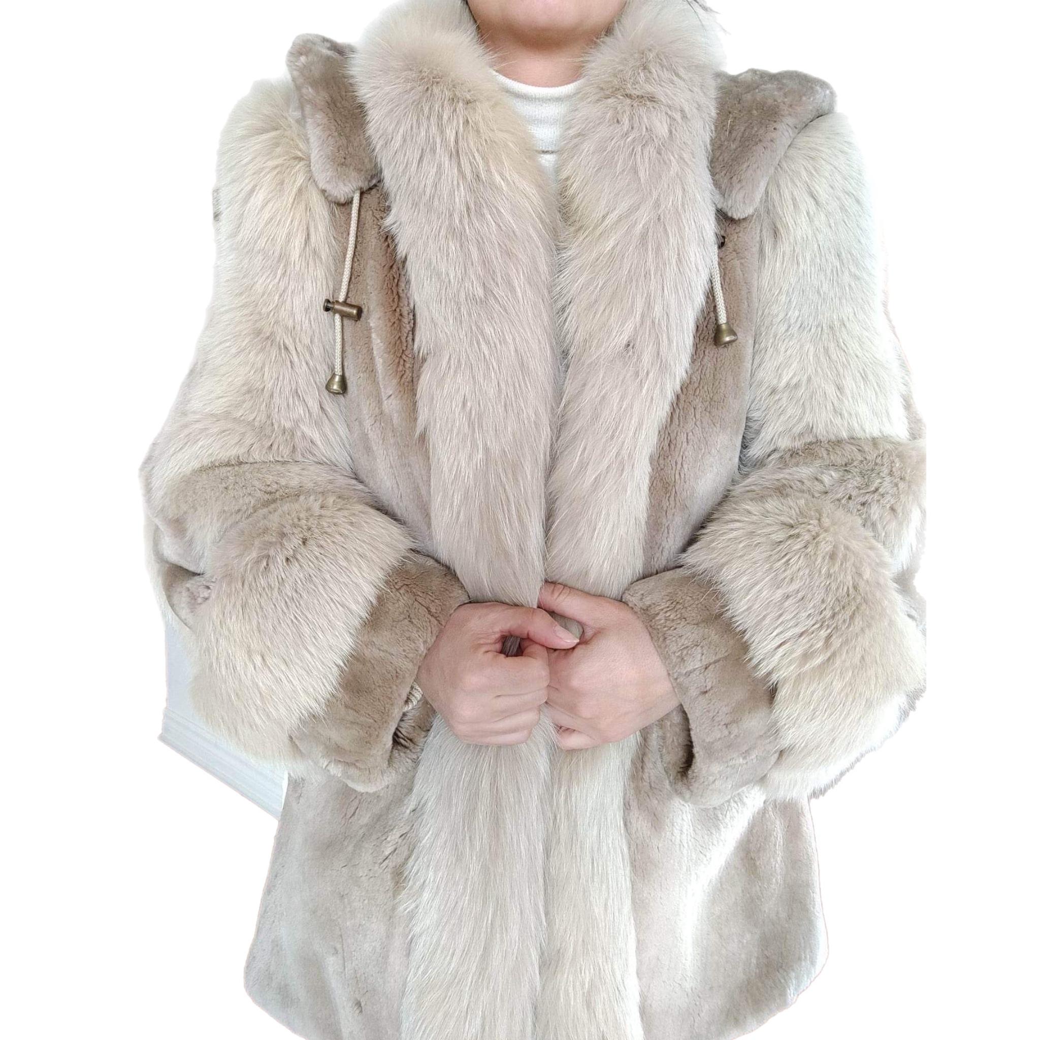 Sheared Beaver Fur Coat with Fur Trim (Size 8-M) For Sale 4