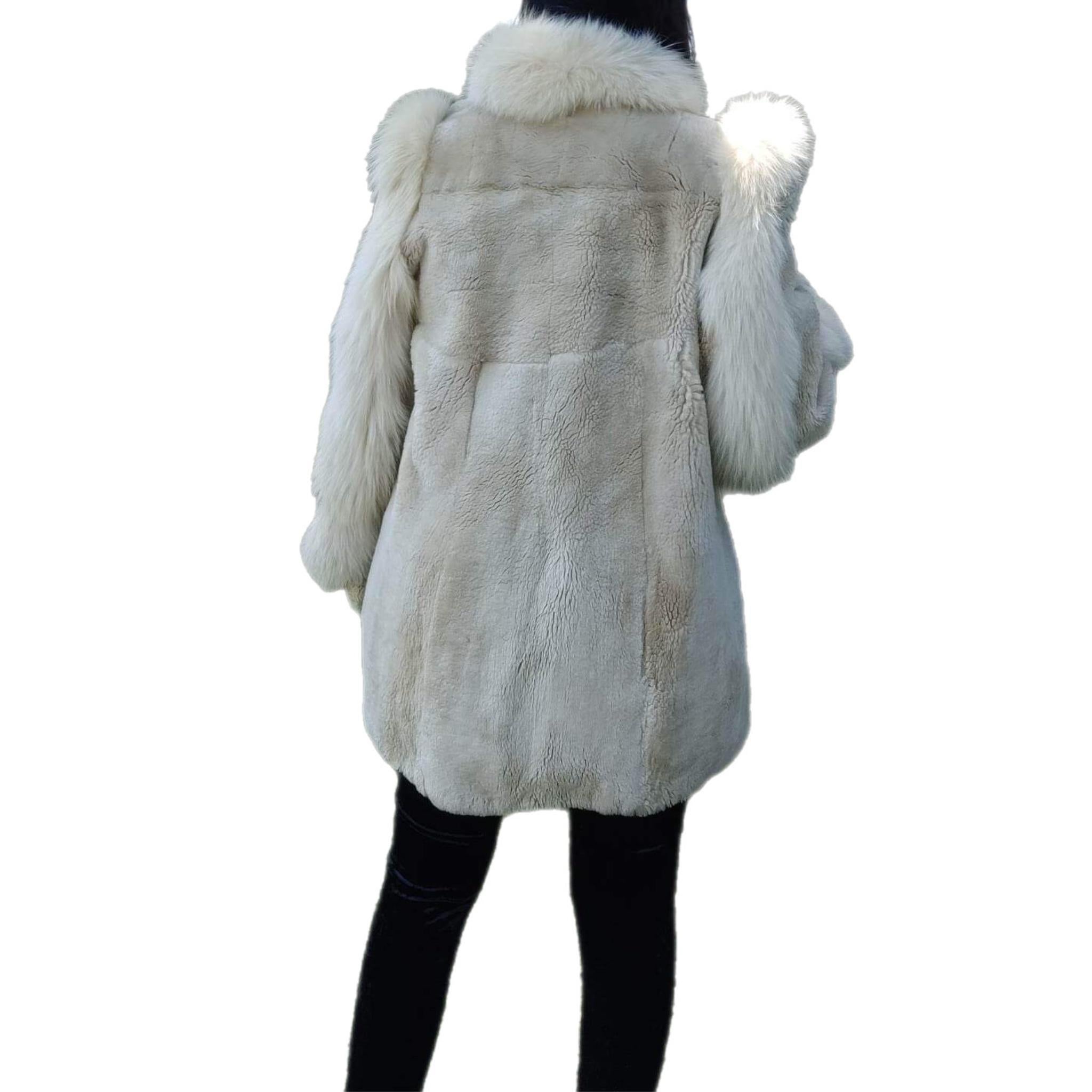 Sheared Beaver Fur Coat with Fur Trim (Size 8-M) For Sale 4
