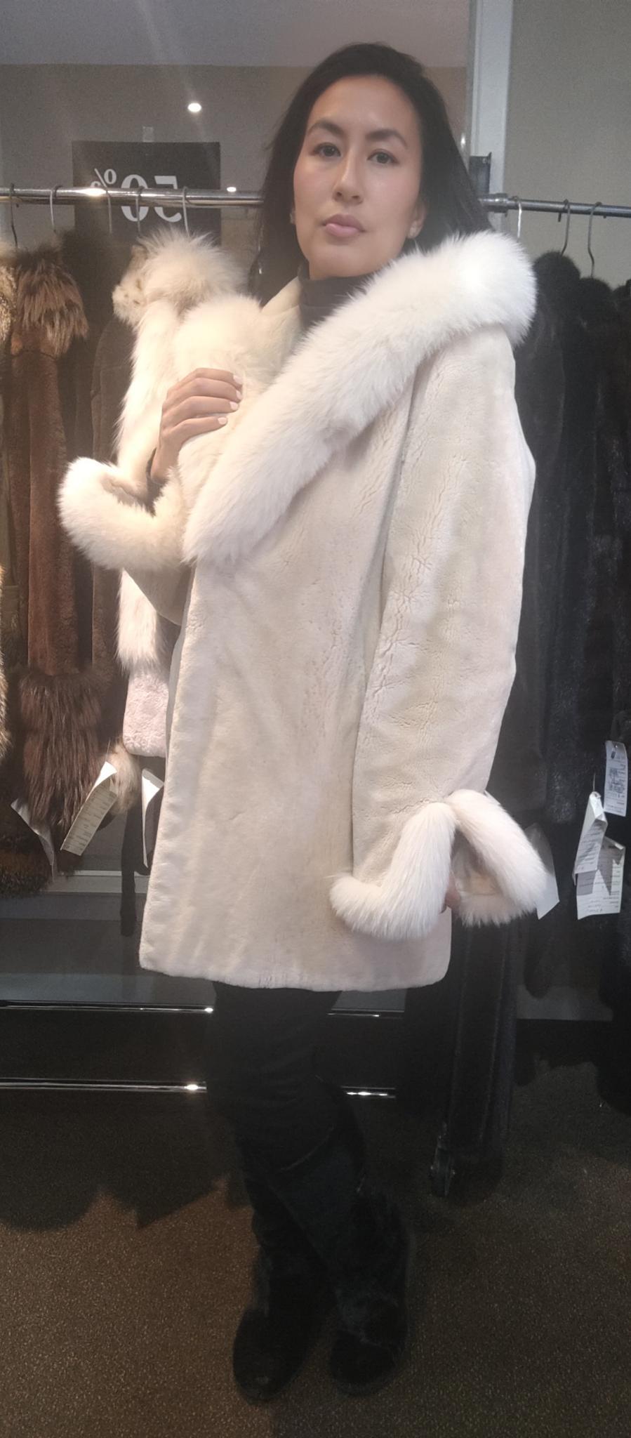 Manteau en fourrure de castor tondu avec bordure en fourrure (Taille 12-M) en vente 4