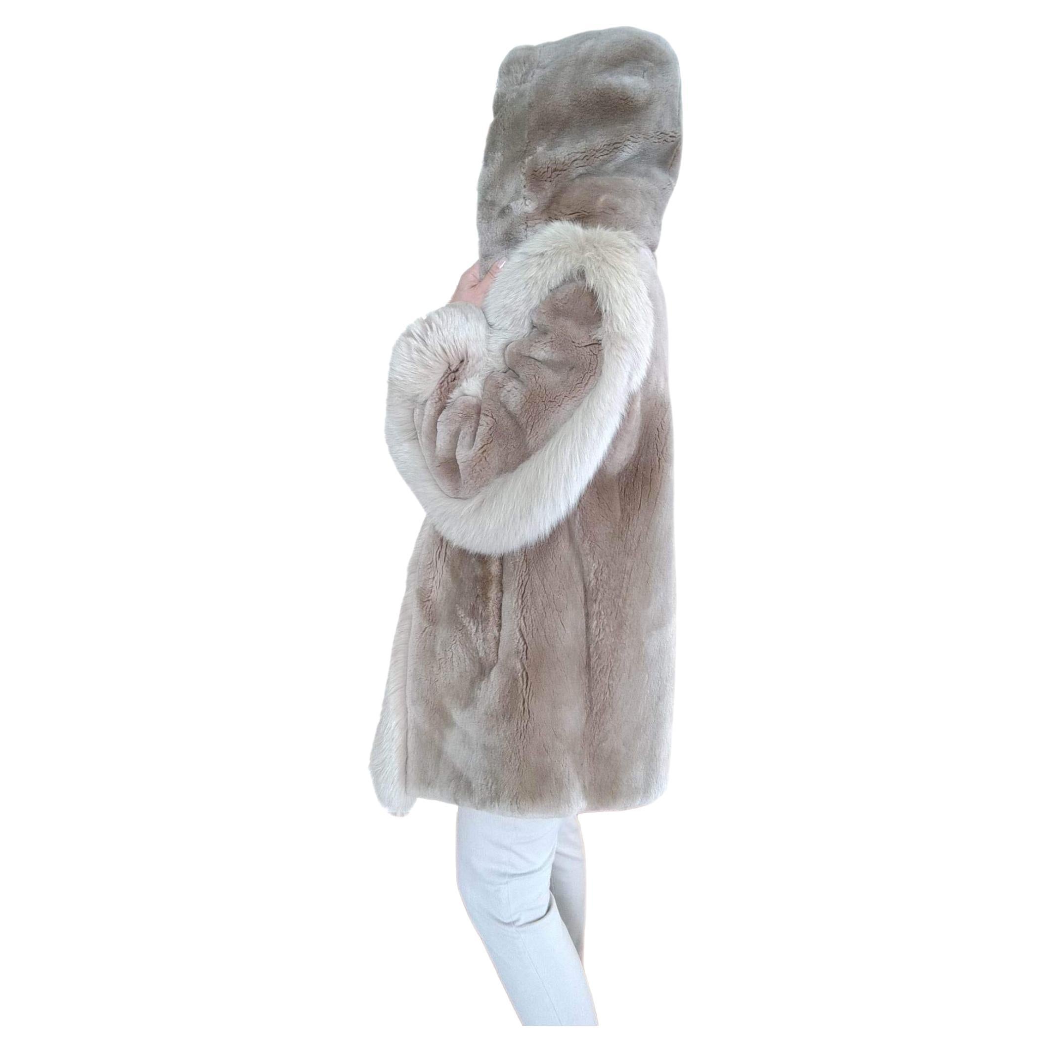Mantel aus geschorenem Biberpelz mit Pelzbesatz (Größe 8-M) im Angebot