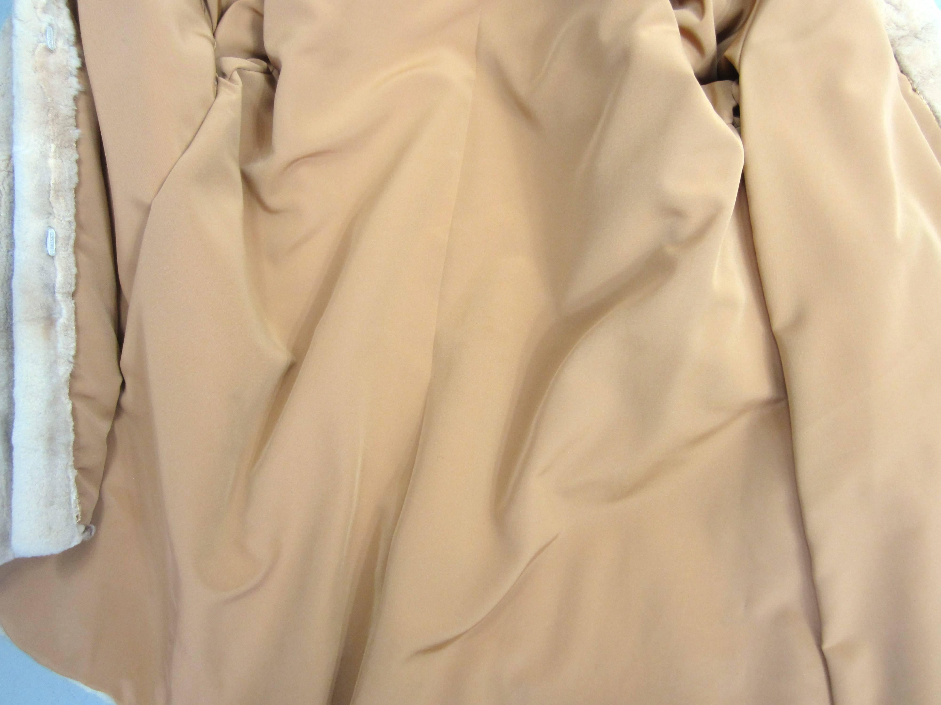 Kurzer Jackenmantel aus geschorenem Pelz und Nerz im Vintage-Stil „shearing-Look“ im Angebot 4