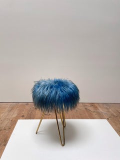 Sgabello in shearling e ottone con gambe a forcina in pelliccia blu, anni '50, Francia