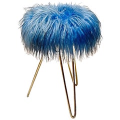 Tabouret en fourrure bleue avec pieds en épingle à cheveux en shearling et laiton, années 1950, France