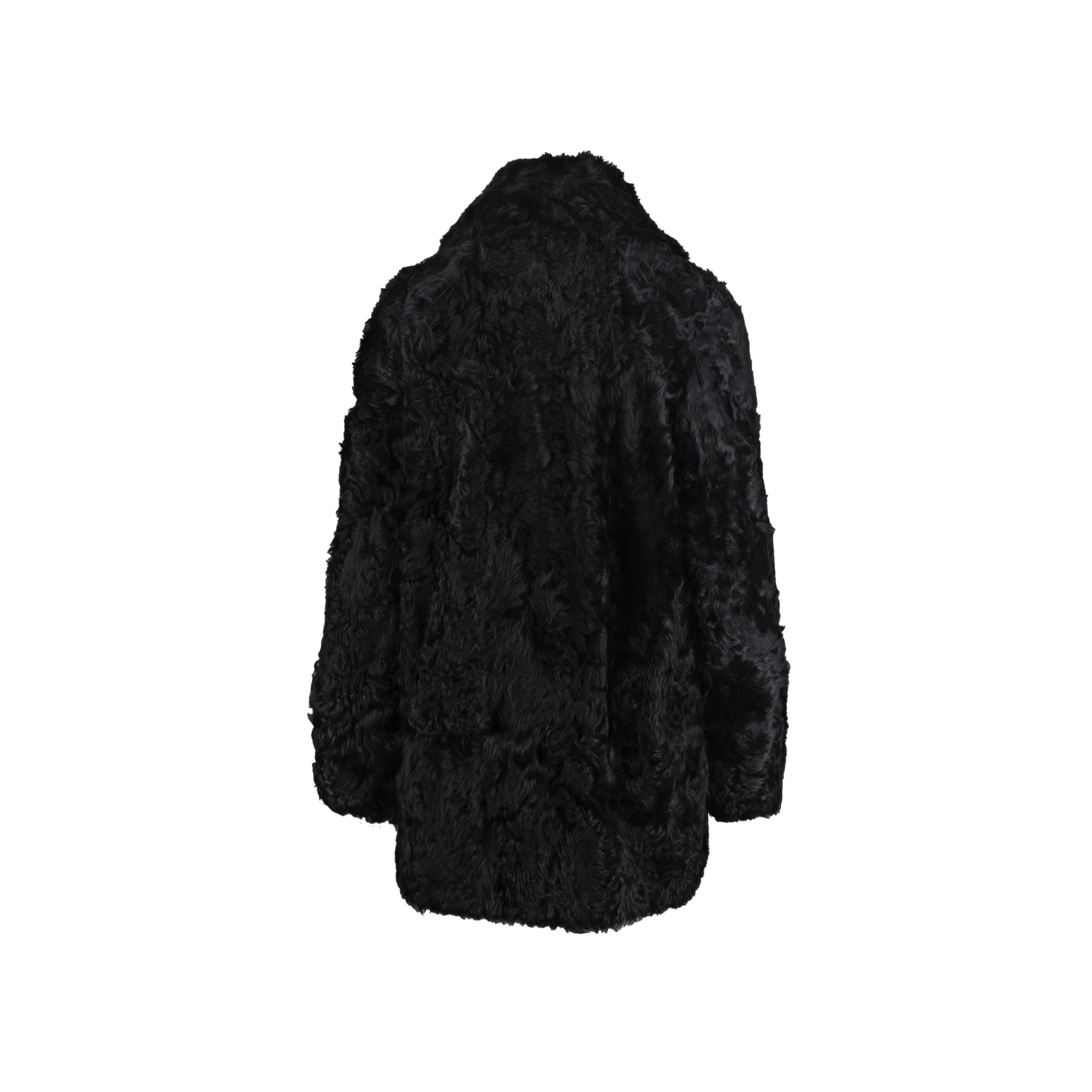 Abrigo de piel de astracán negro Inès & Maréchal, cierre con corchetes. Longitud total:81; Medida mangas:50; Busto:51; Hombros:22; Material: 100% piel de astracán