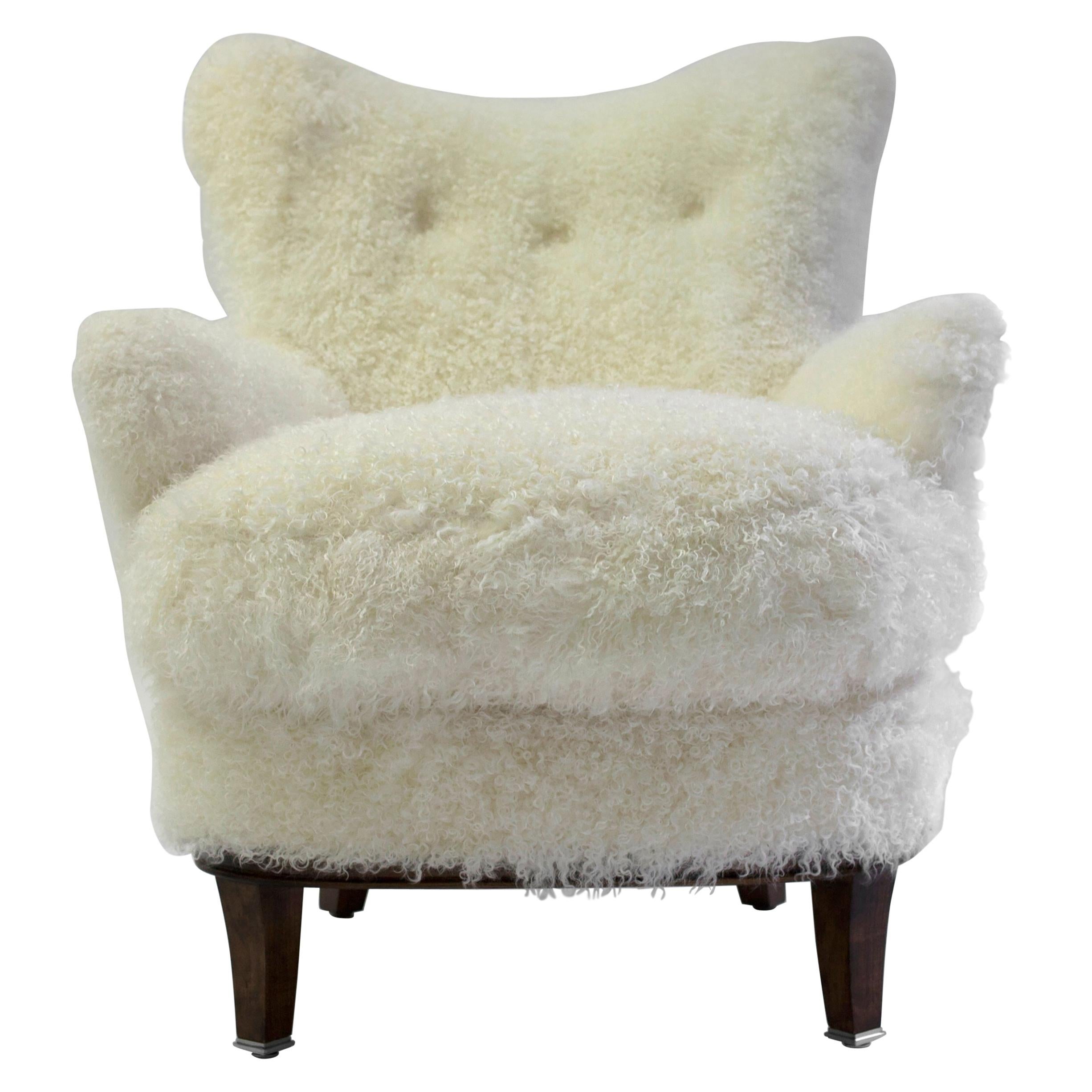Chaise à dossier recouvert de peau de mouton avec base en bois et pieds avec pieds en métal  en vente