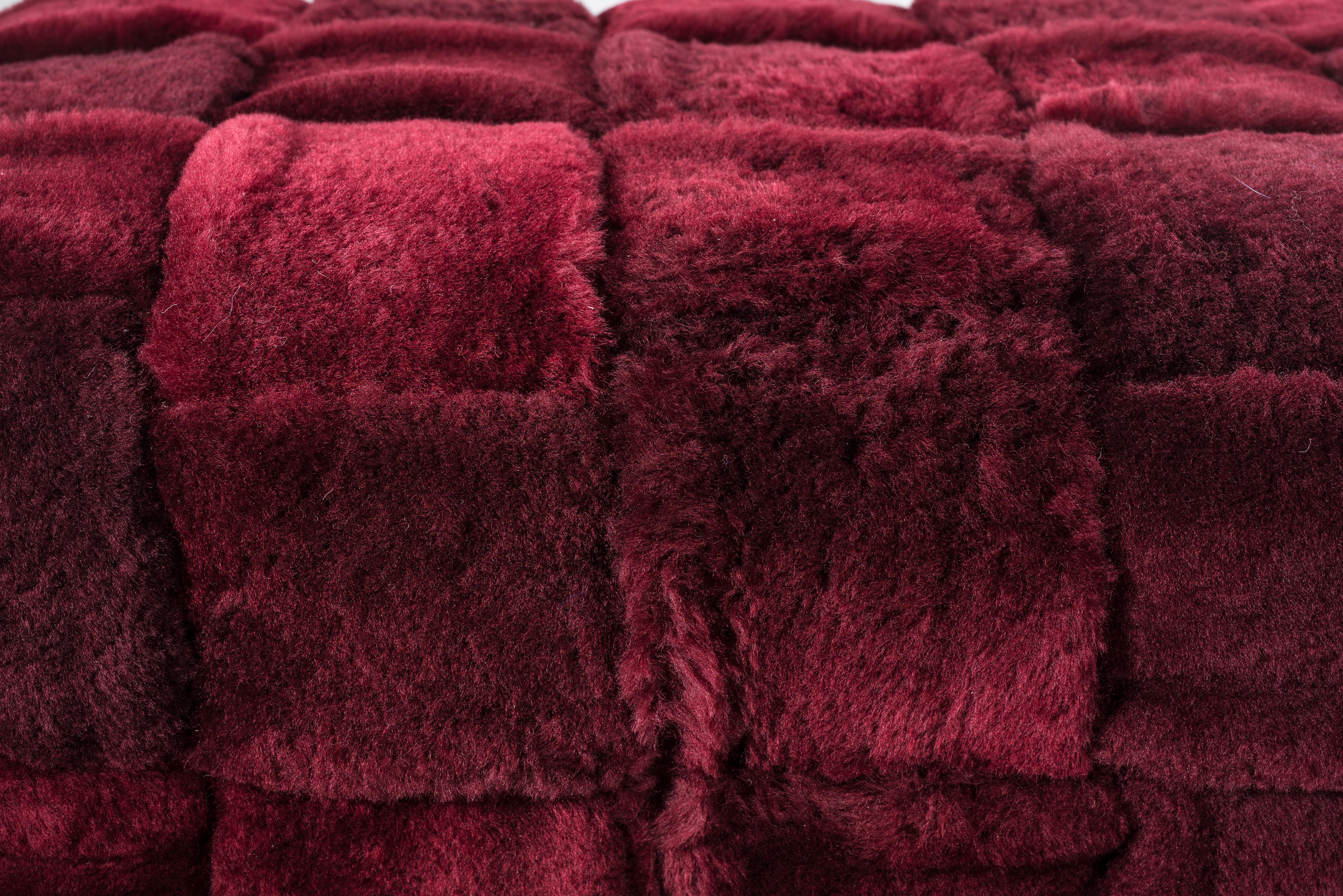 Ottoman measures: 90 x 55 x H 55 cm
Braided shearling strips
Dyed shared shearling, color Merlot
Brass legs.
  