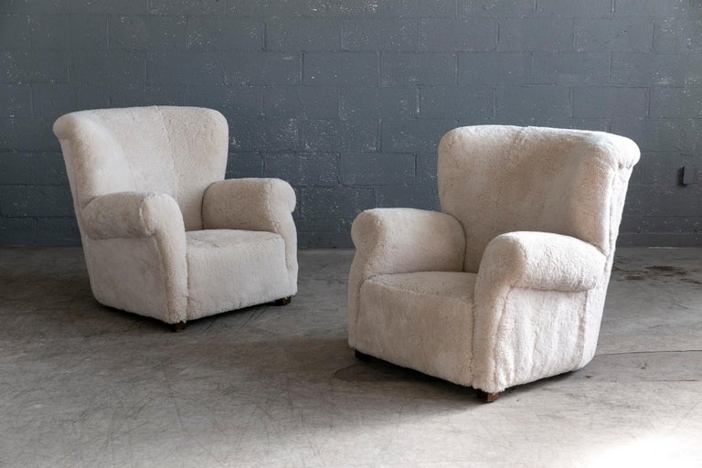 Shearling Pair of Danish Fritz Hansen Model 1518 Large Size Club Chairs 1940's In Excellent Condition For Sale In Bridgeport, CT