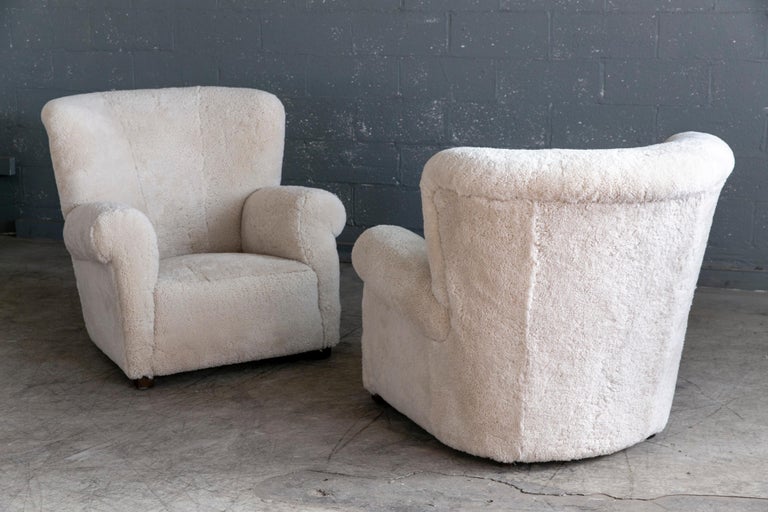 Shearling Pair of Danish Fritz Hansen Model 1518 Large Size Club Chairs 1940's For Sale 2