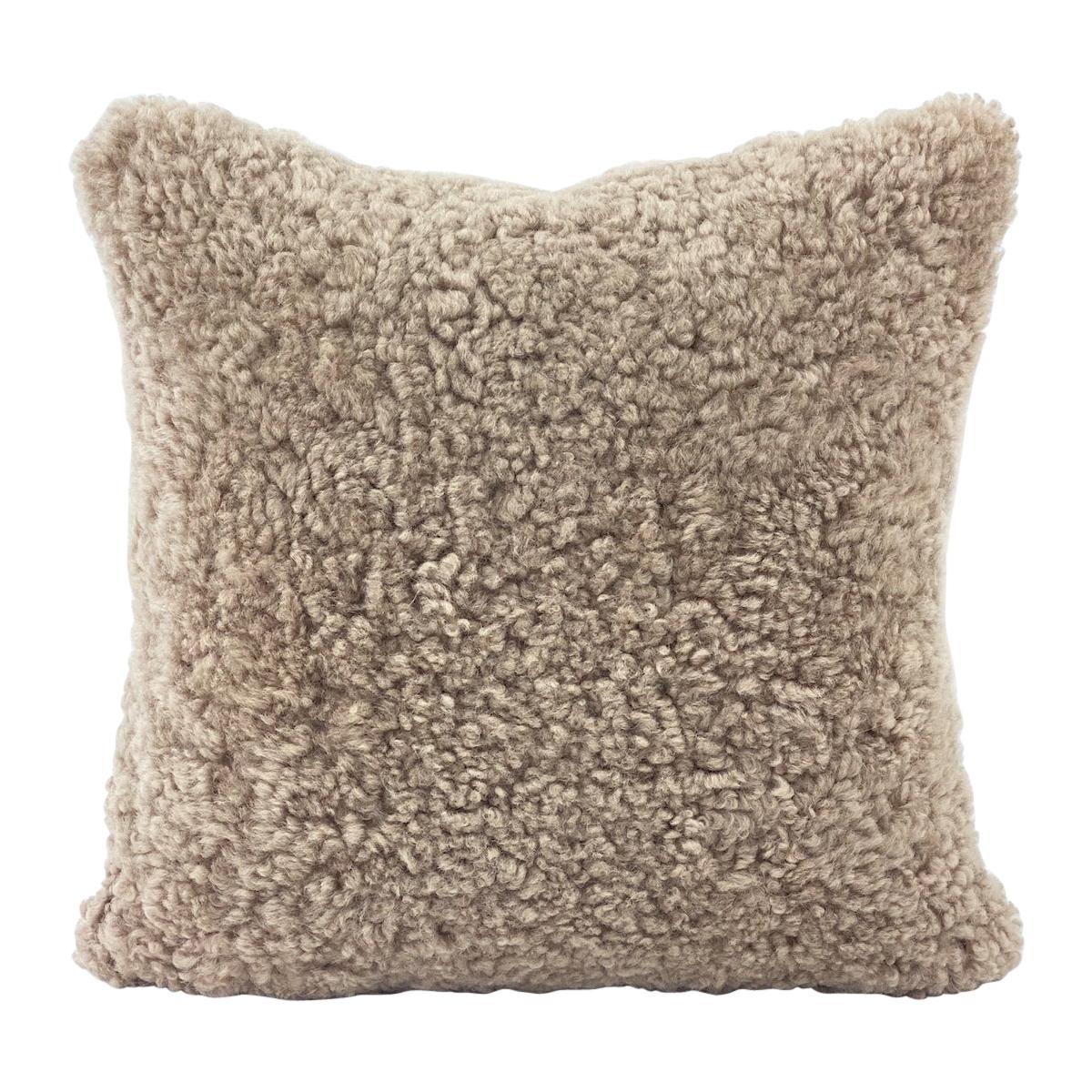 Coussin en peau de mouton de mouton, noyer brun en vente