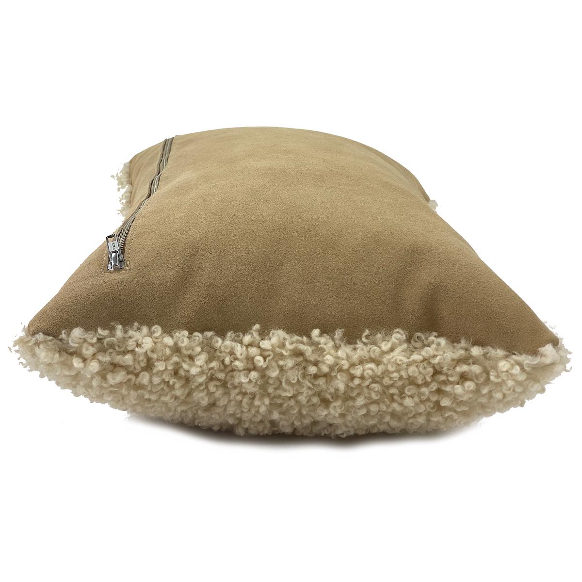 Scandinavo moderno Cuscino in pelle di pecora Shearling, lino scuro 35x60 cm in vendita
