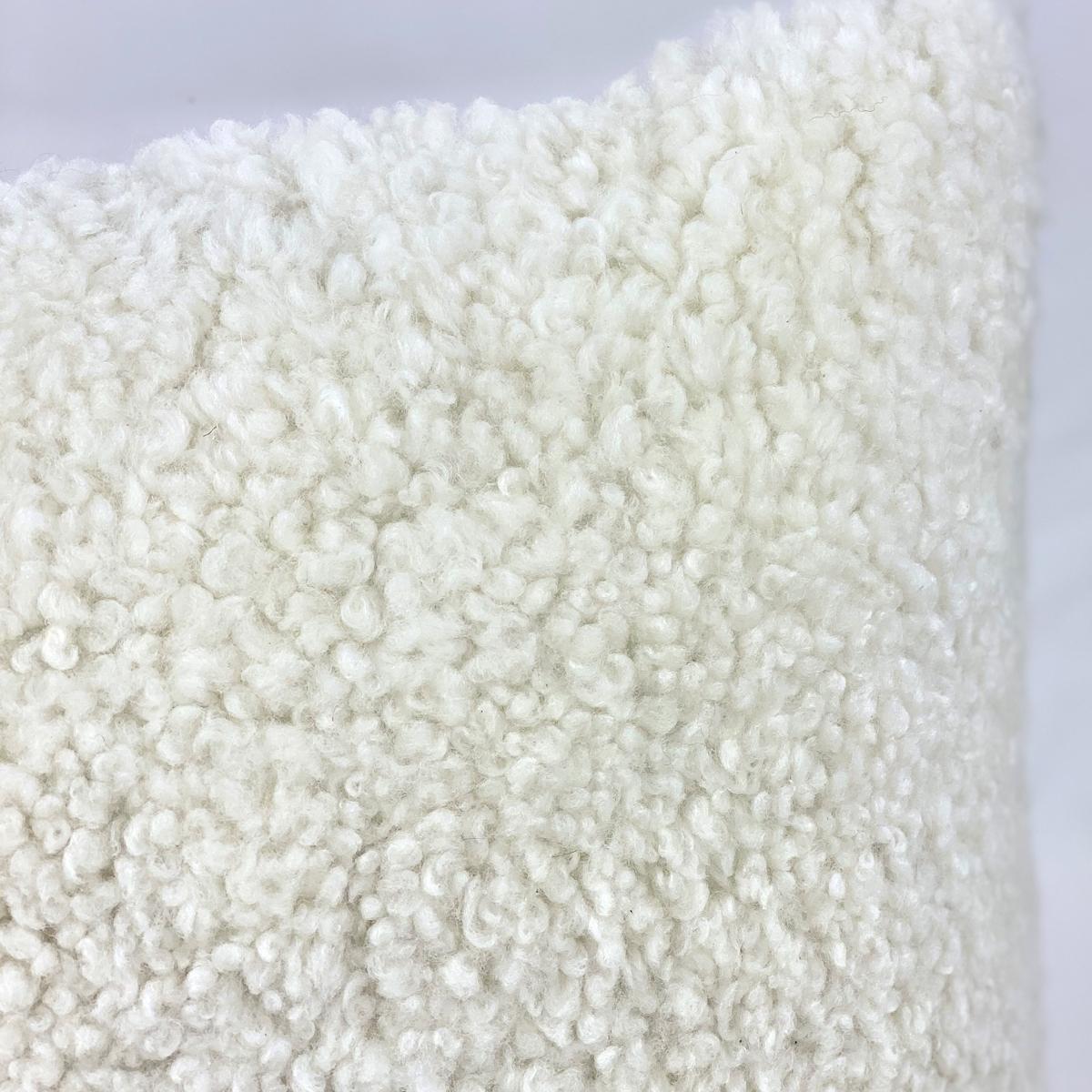 Shearling-Kissen, weißes Schafsfell, quadratisch, 18x18 Zoll  40 x 40 cm  (Australisch) im Angebot