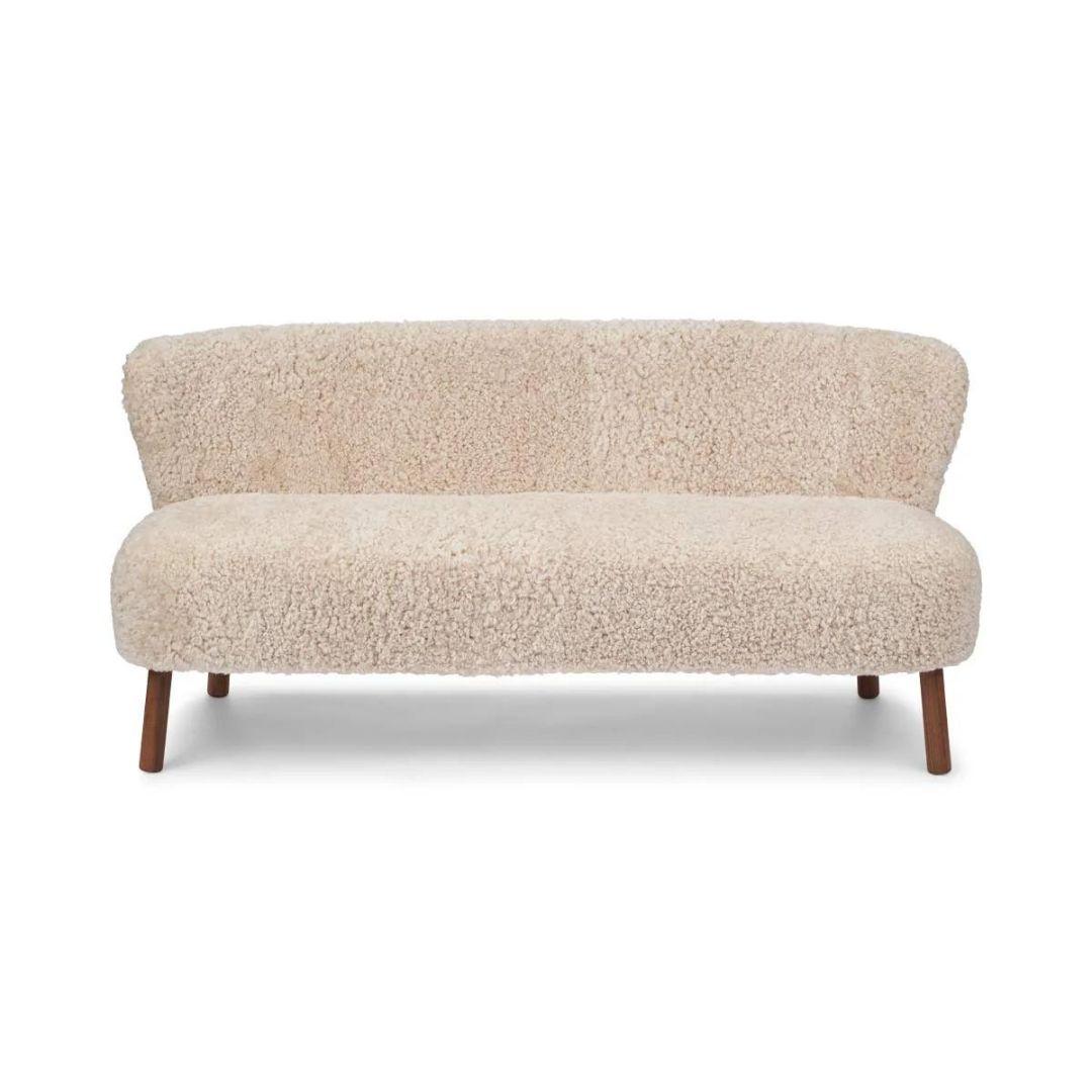 Divano in pelle di pecora, realizzato a mano in Danimarca e rivestito con lana shearling della Nuova Zelanda.

Lo stile ricorda il Divano Ingeborg di Flemming Lassen, un gioiello modernista riscoperto progettato nel 1940 e mai entrato in produzione.