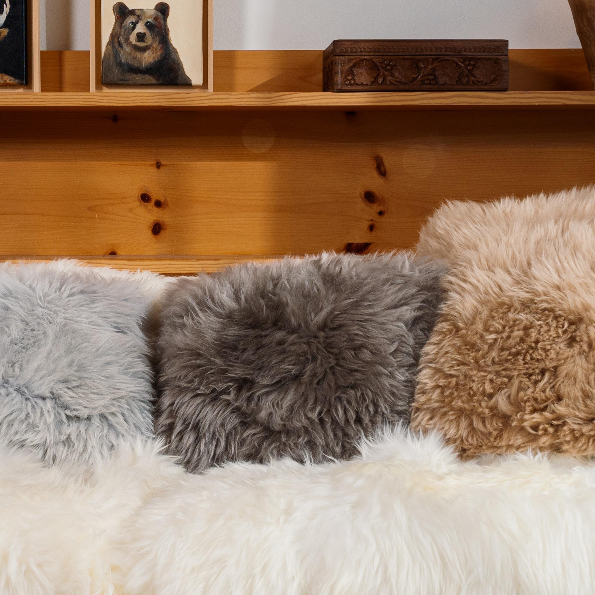 Graues Kissen aus Shearling-Schaffell und Stein von Muchi Decor, hergestellt in Italien (21. Jahrhundert und zeitgenössisch) im Angebot