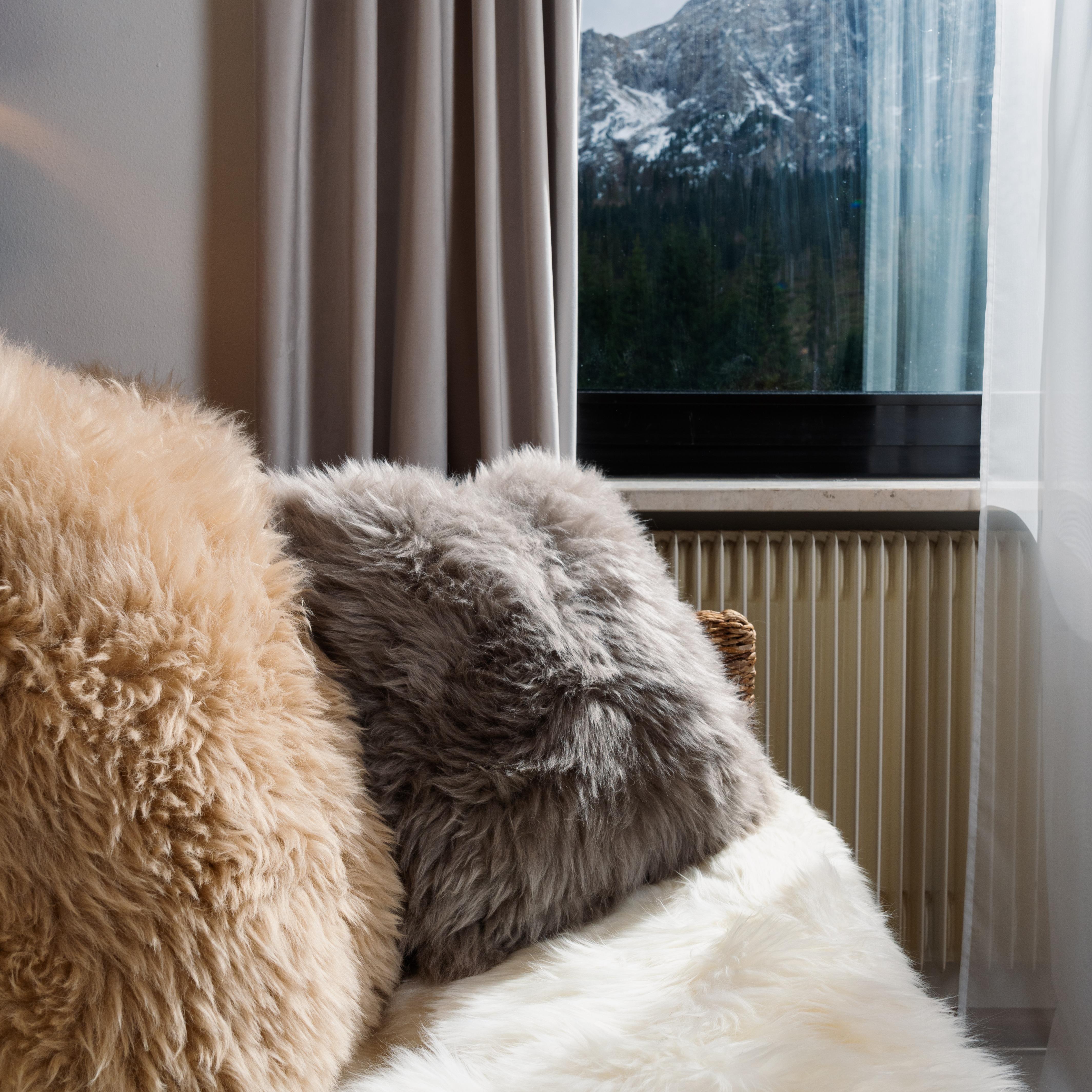 Graues Kissen aus Shearling-Schaffell und Stein von Muchi Decor, hergestellt in Italien (Sonstiges) im Angebot