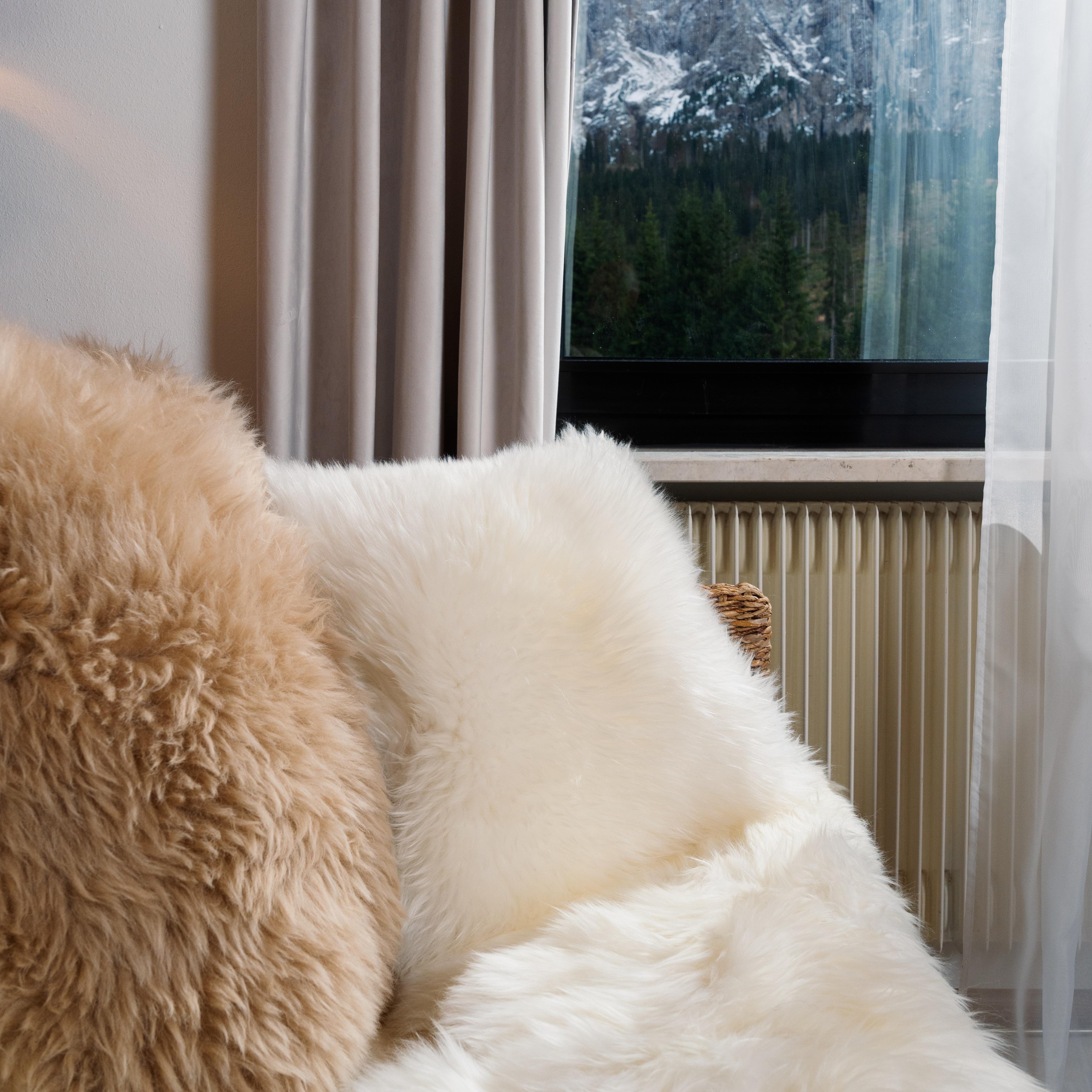 Weißes Kissen aus Schafsfell von Muchi Decor, hergestellt in Italien (Sonstiges) im Angebot