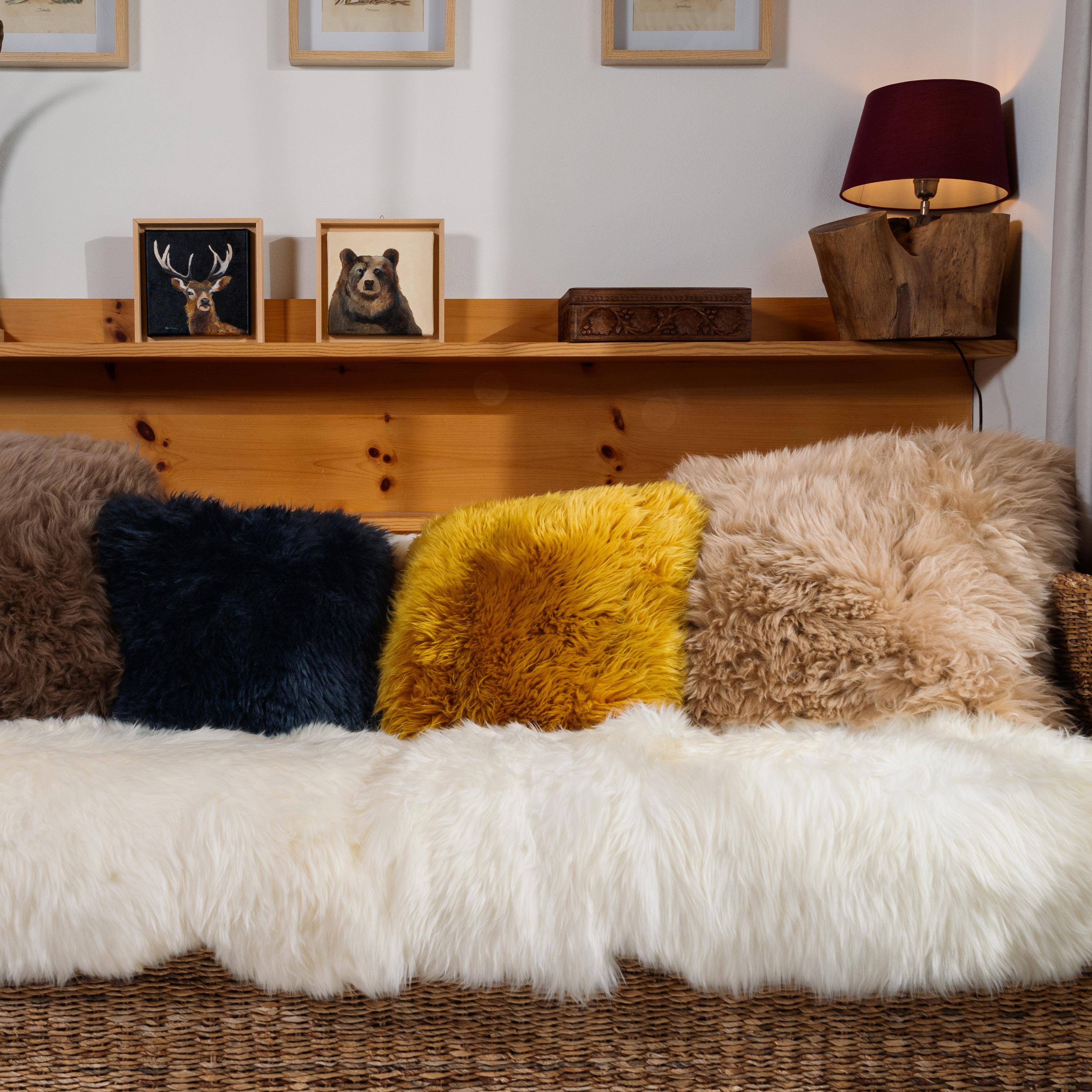 Gelbes Senfkissen aus Schafsleder von Muchi Decor aus Shearling von Muchi Decor, hergestellt in Italien im Zustand „Neu“ im Angebot in Poviglio, IT