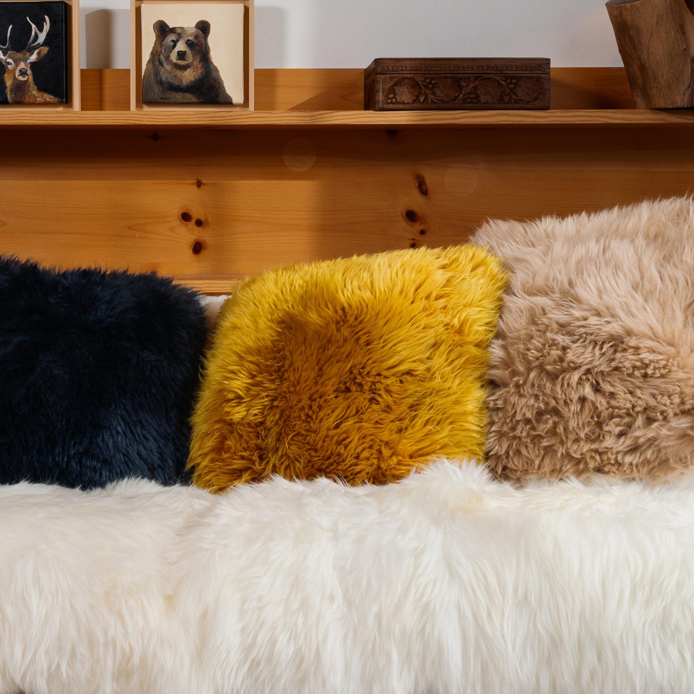 Gelbes Senfkissen aus Schafsleder von Muchi Decor aus Shearling von Muchi Decor, hergestellt in Italien (21. Jahrhundert und zeitgenössisch) im Angebot