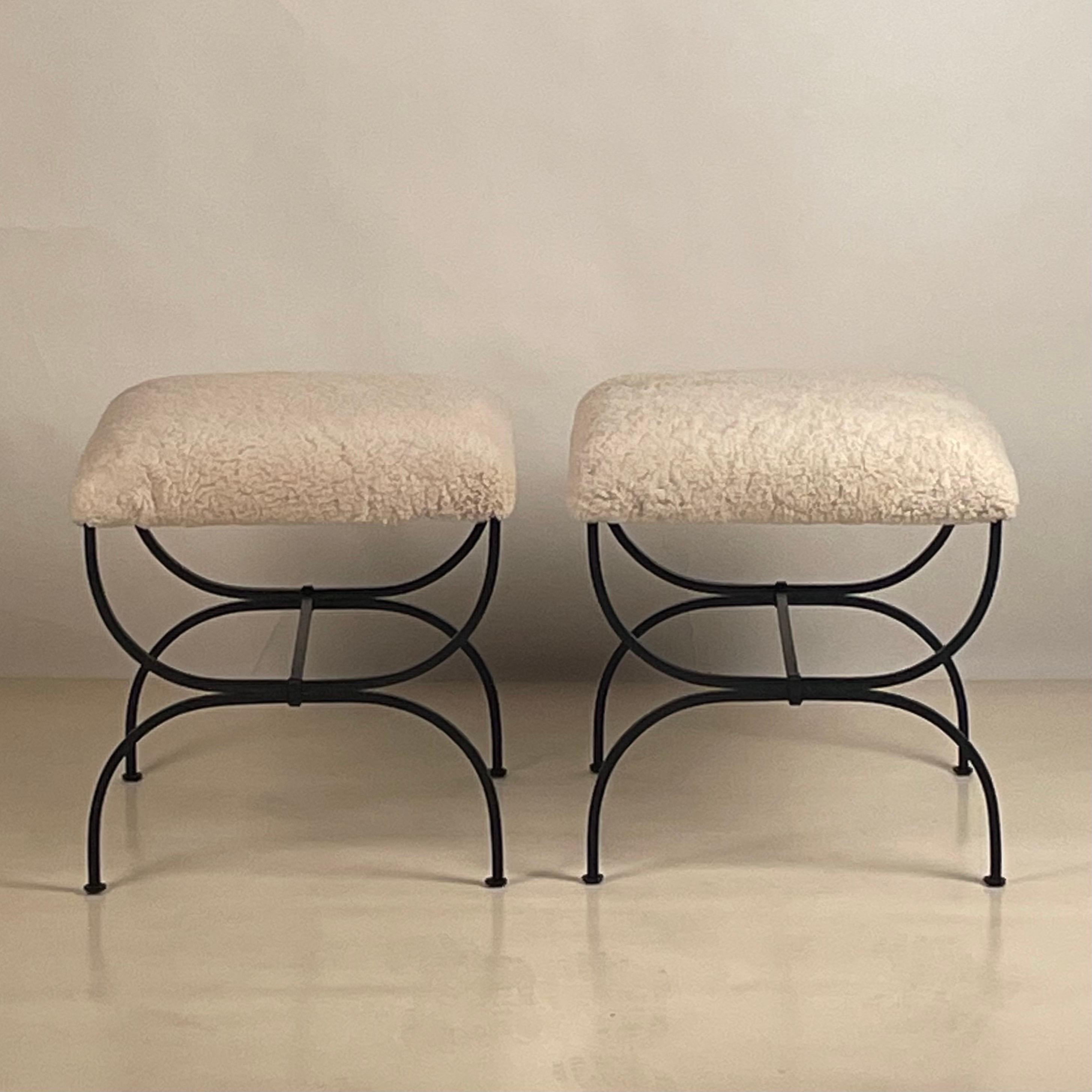 Francese Sgabello 'Strapontin' in shearling di Design Frères in vendita