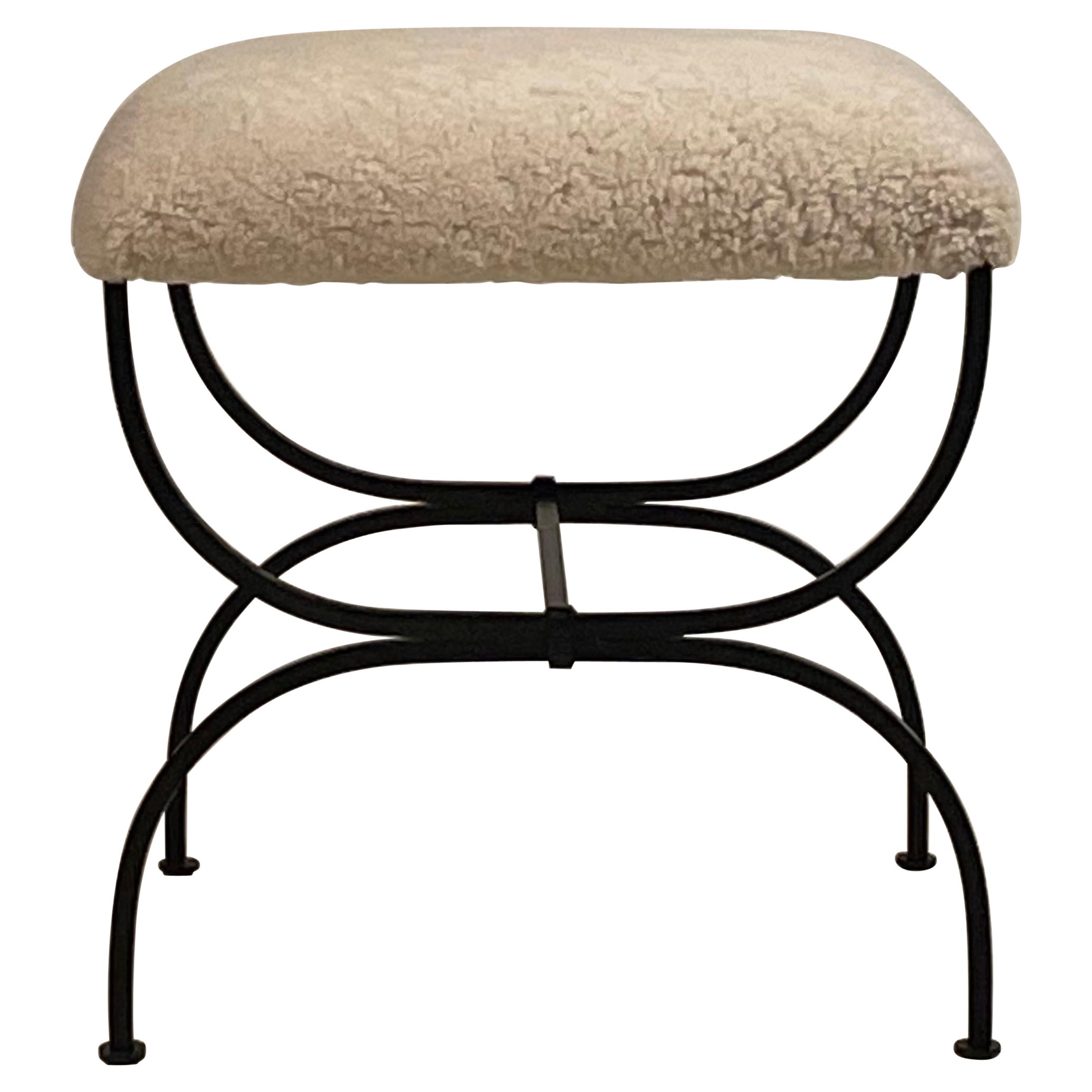 Tabouret Strapontin en peau de mouton de Design Frres