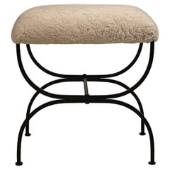 Tabouret Strapontin en peau de mouton de Design Frres