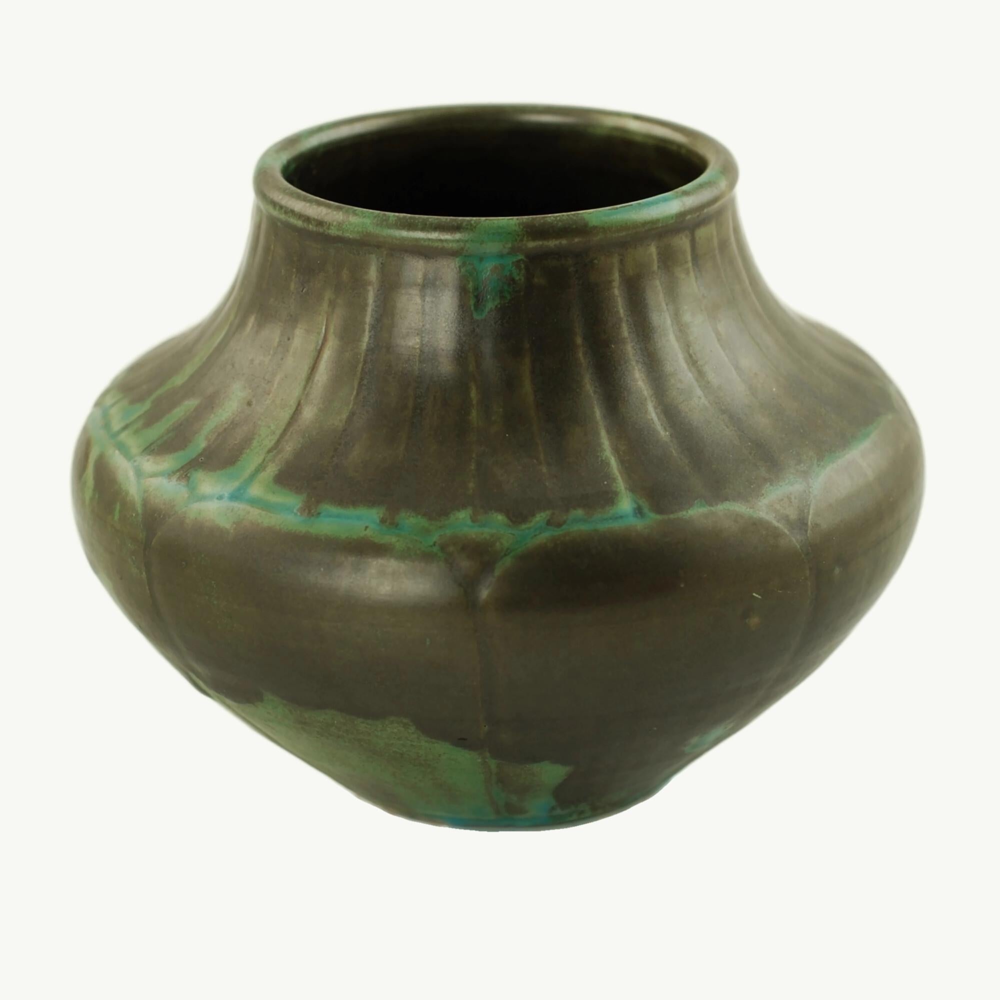Ce magnifique vase a été fabriqué par la célèbre société Shearwater Pottery d'Ocean Springs, dans le Mississippi. Shearwater a été fondé en 1928 par Peters Anderson et s'est ensuite forgé une réputation de créateur de poteries d'art innovantes et