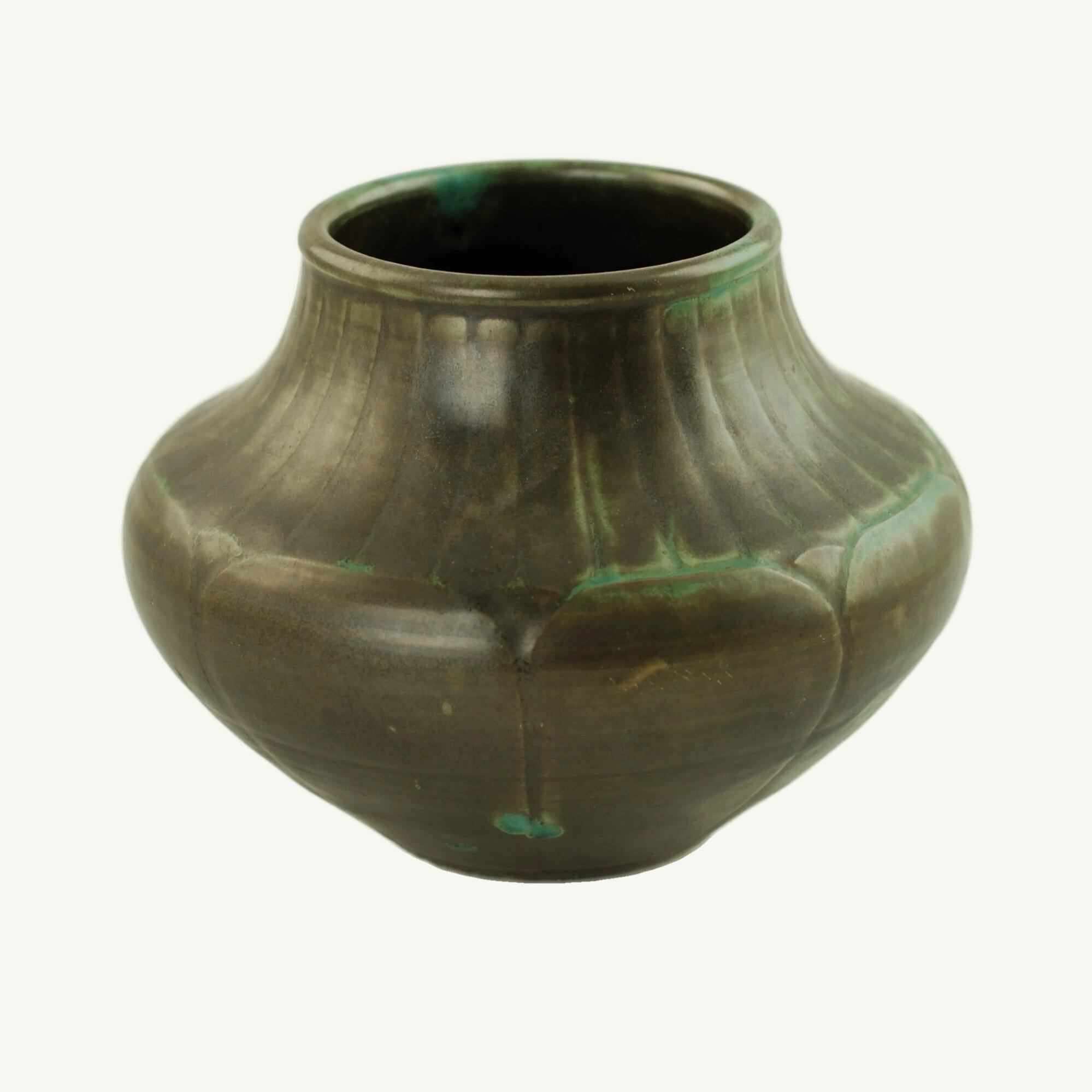 Américain Shearwater Carved Pottery Vase en vente