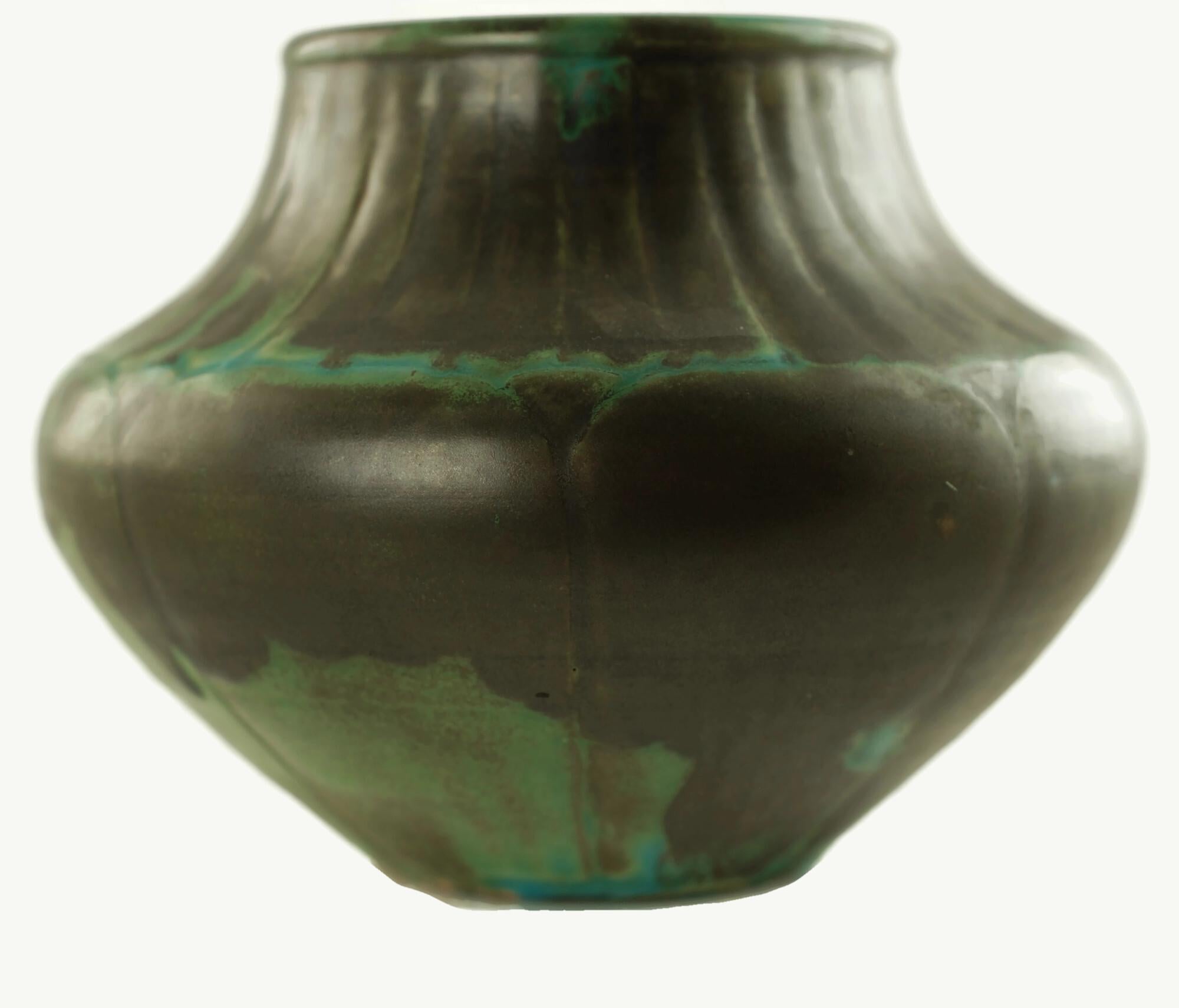 Shearwater Carved Pottery Vase Bon état - En vente à Cincinnati, OH